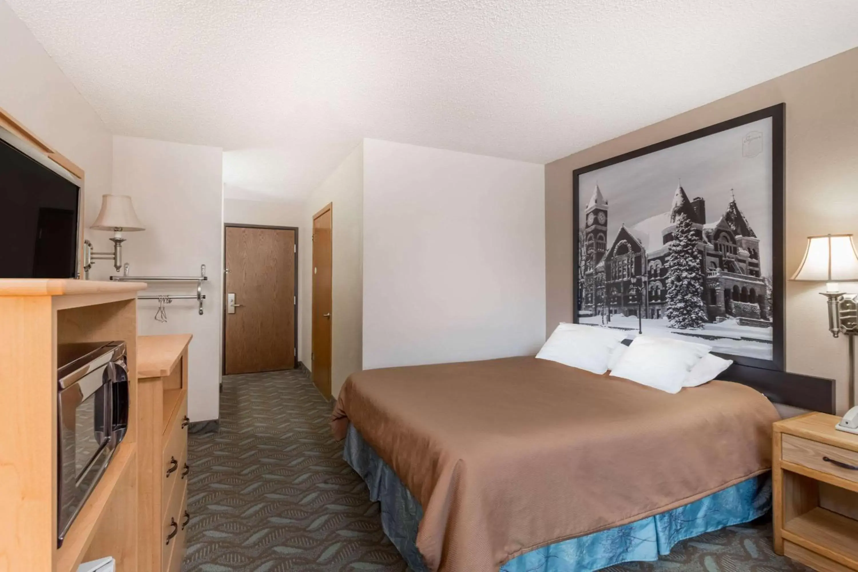 Queen Room - Disability Access/Non-Smoking in Super 8 by Wyndham Monroe WI
