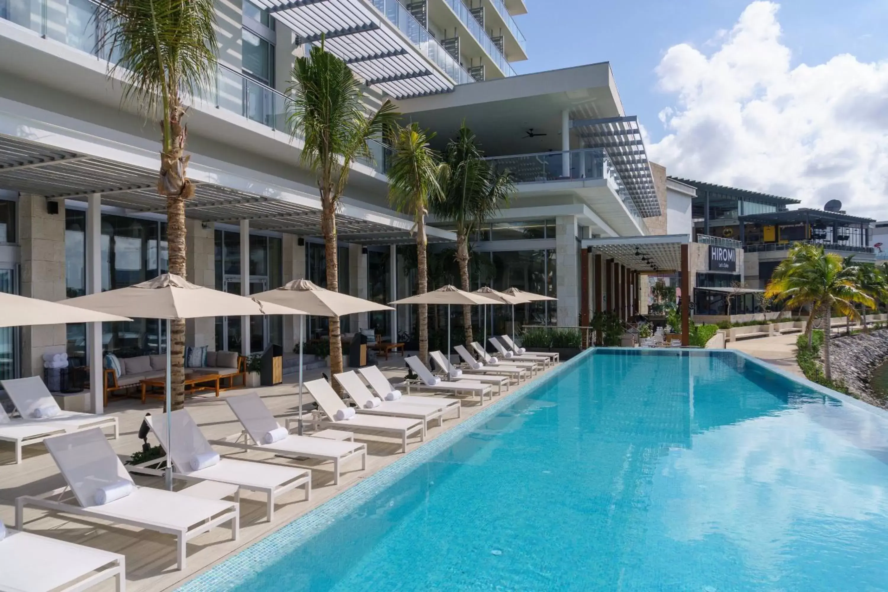 Swimming Pool in Renaissance Cancun Resort & Marina