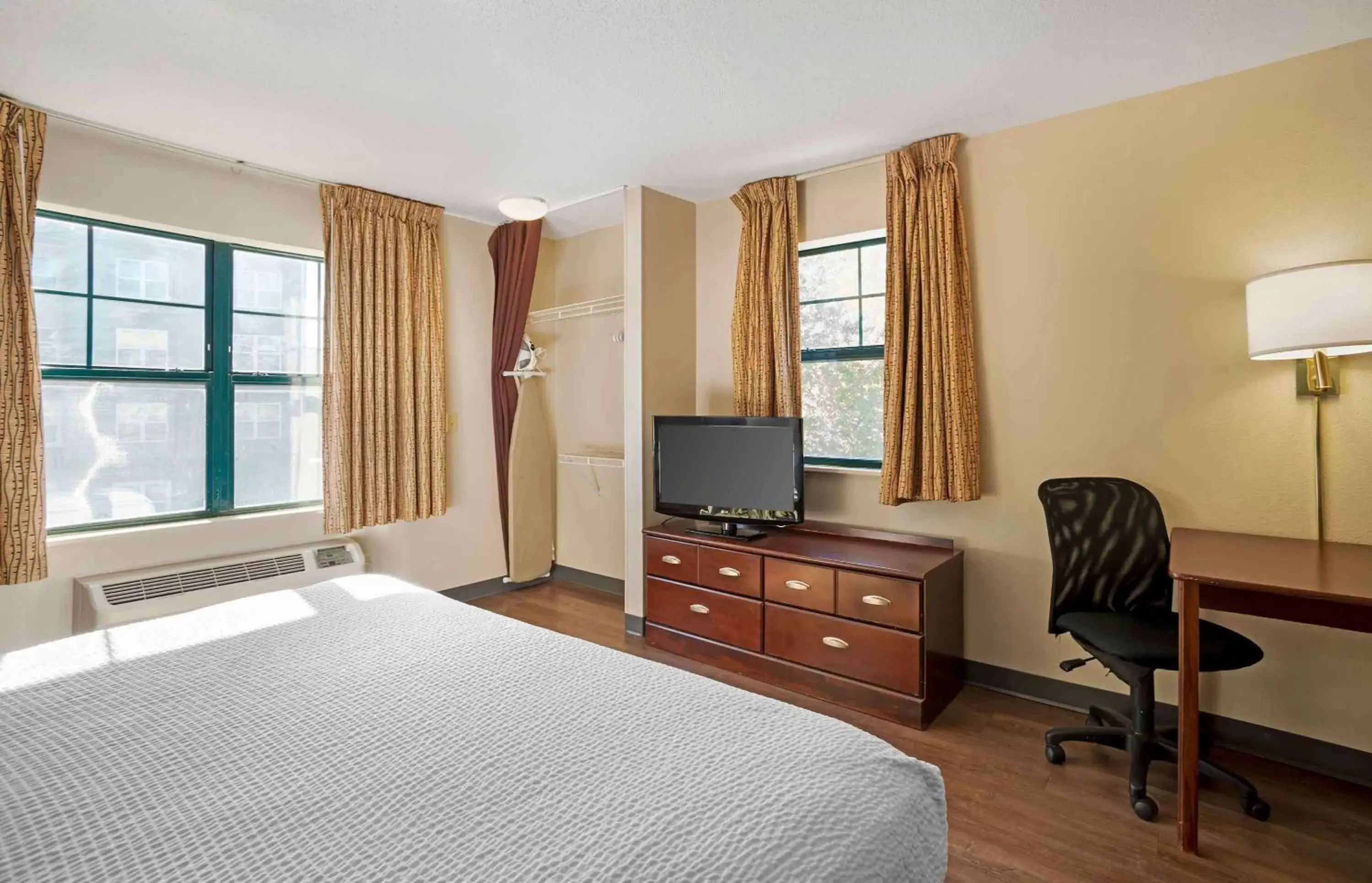 Bedroom, Bed in Extended Stay America Suites - Frederick - Westview Dr