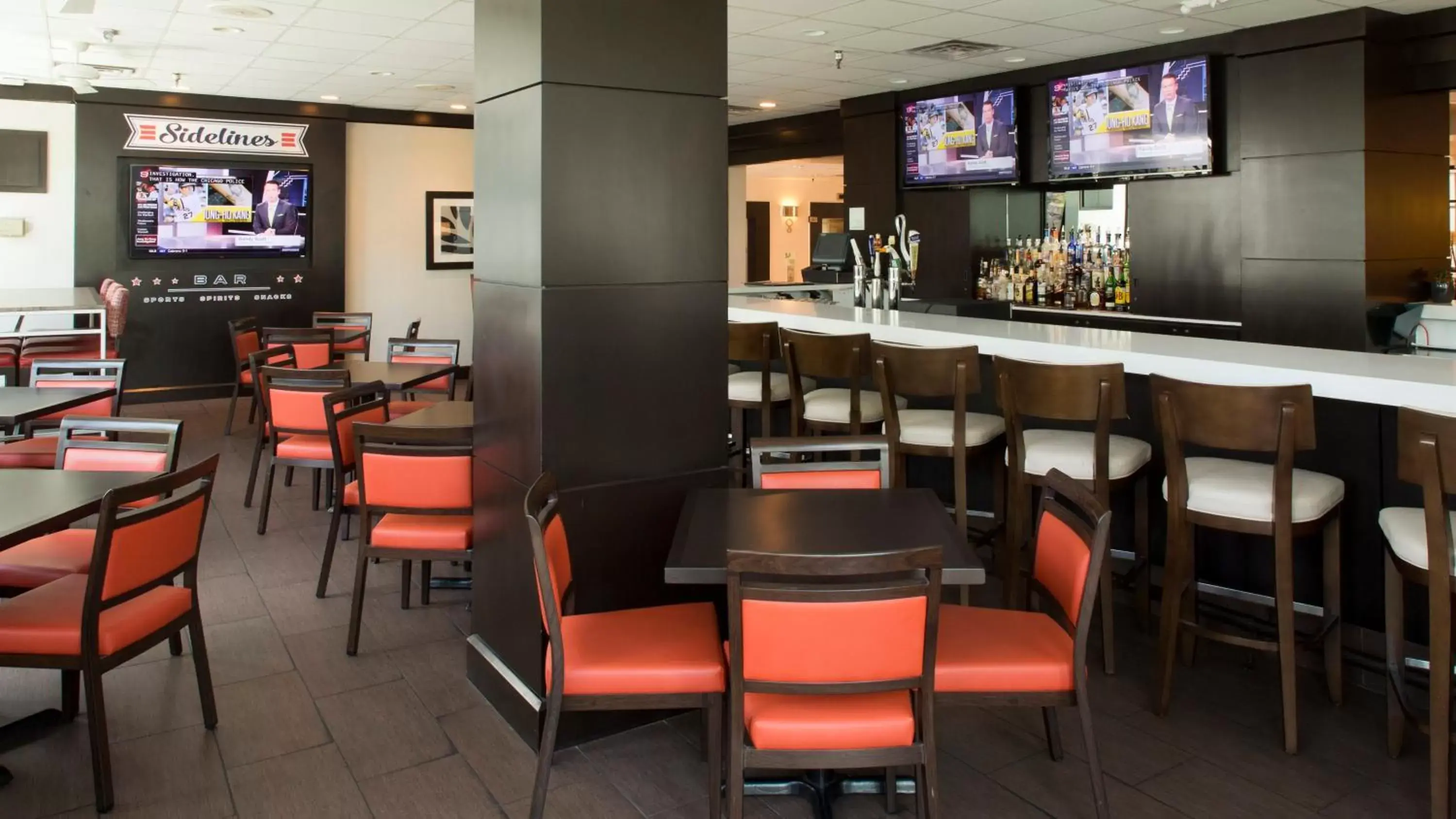 Lounge or bar, Restaurant/Places to Eat in Holiday Inn Houston S - NRG Area - Med Ctr, an IHG Hotel