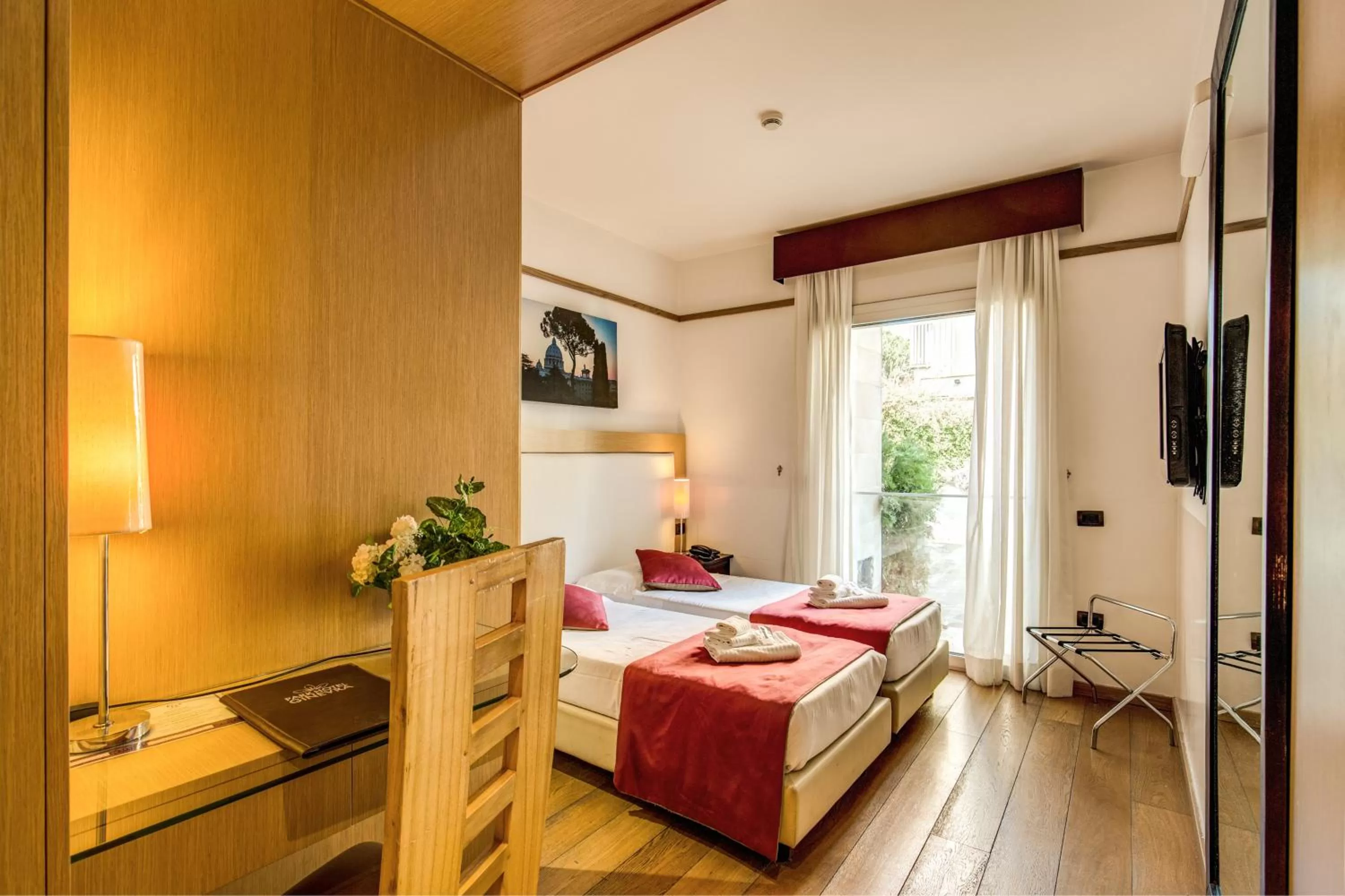 Photo of the whole room, Bed in Ginevra Palace Hotel