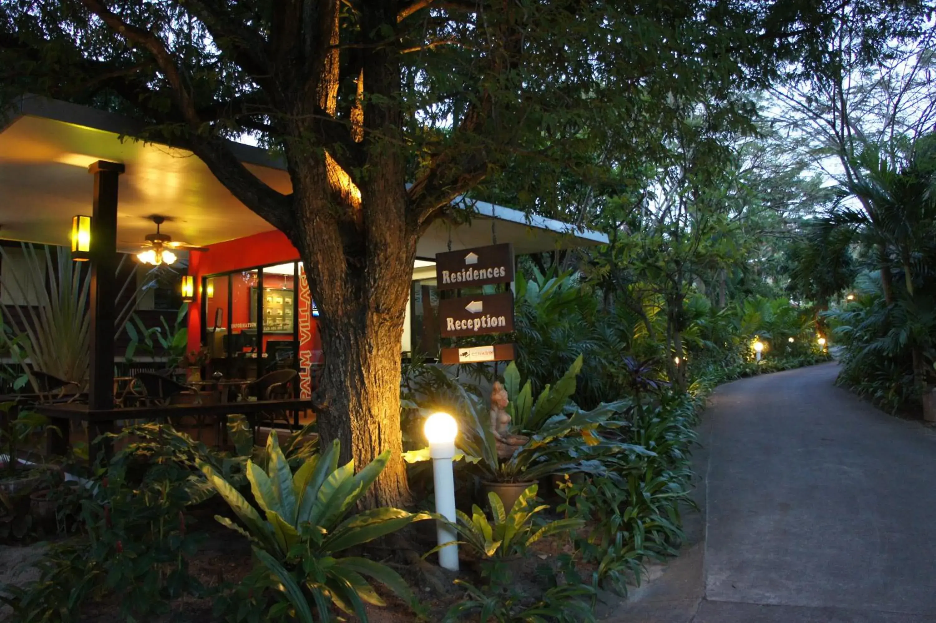 Lobby or reception in Palm Village Lobby or reception in Palm Village