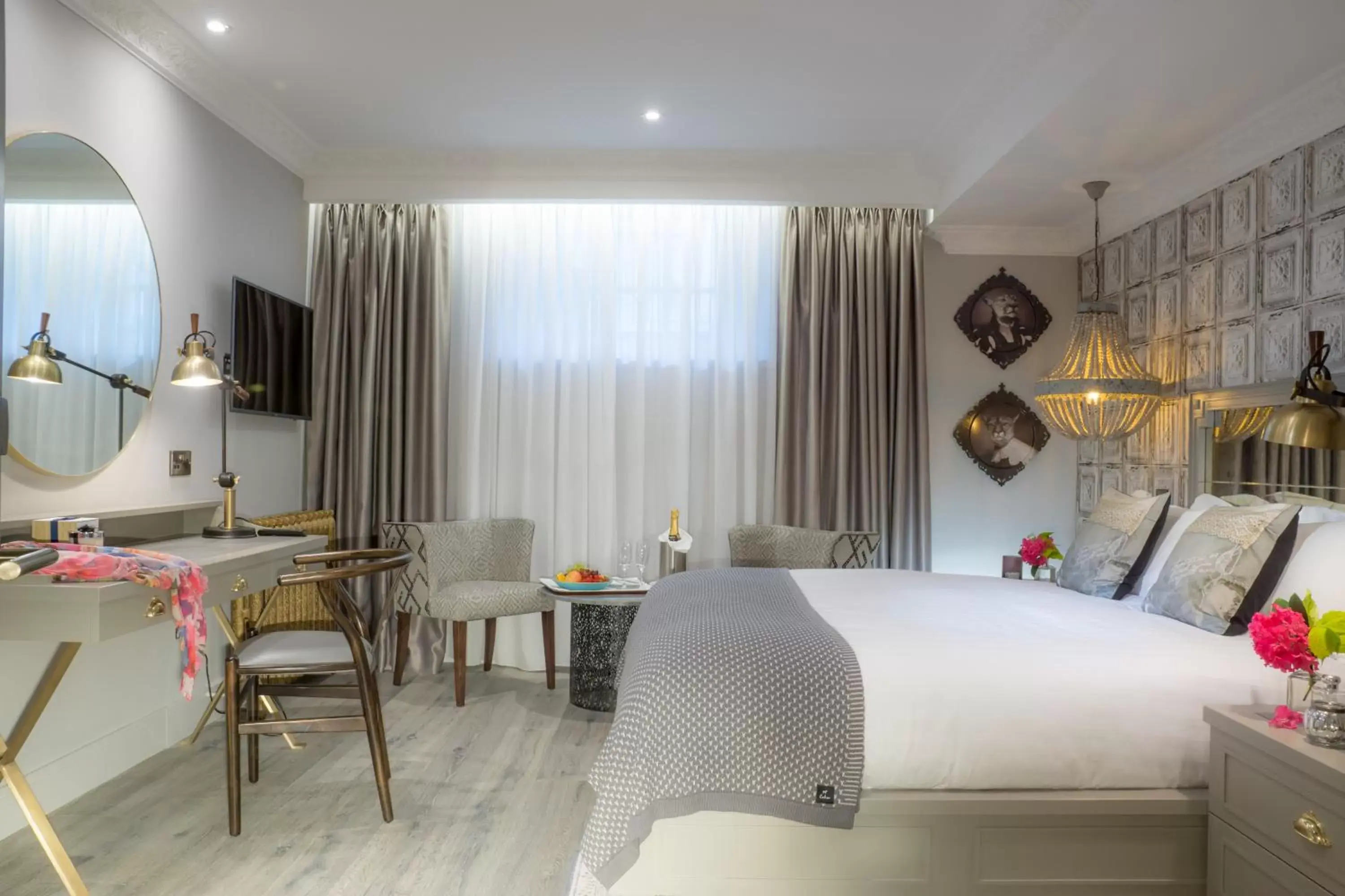 Toilet, Bed in Talbot Hotel Cork Toilet, Bed in Talbot Hotel Cork