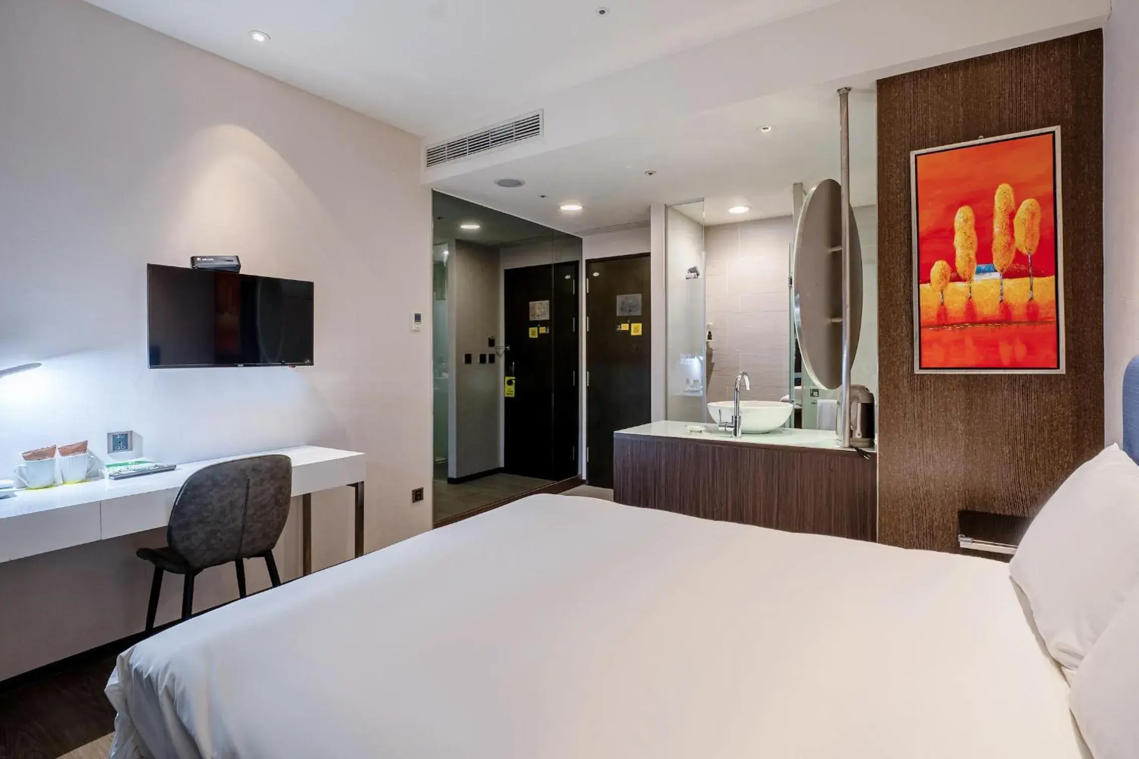 Photo of the whole room, Bed in CHECK inn Taipei Xinyi (Quarantine Hotel)