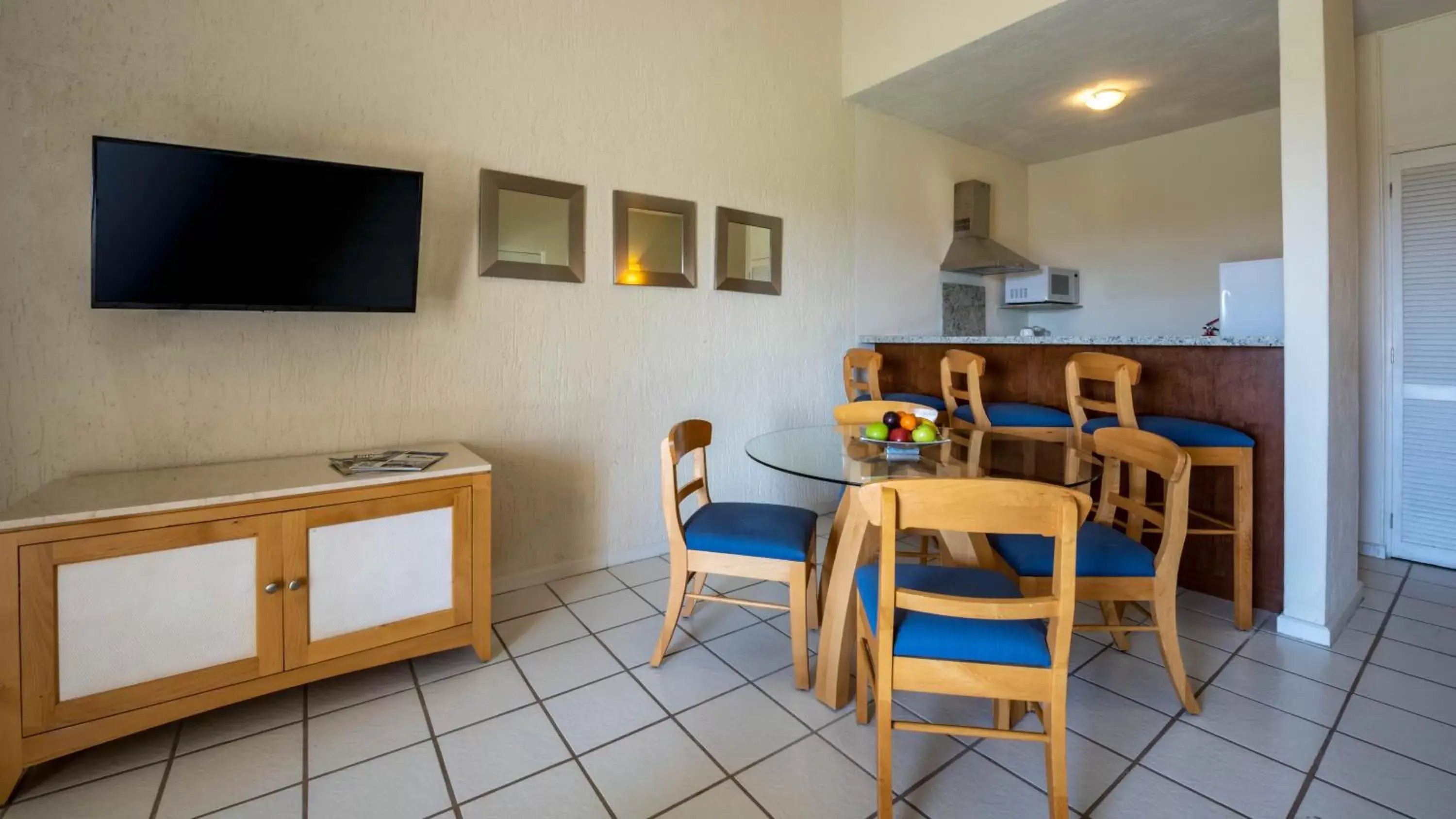 TV and multimedia, Dining Area in Park Royal Homestay Los Cabos