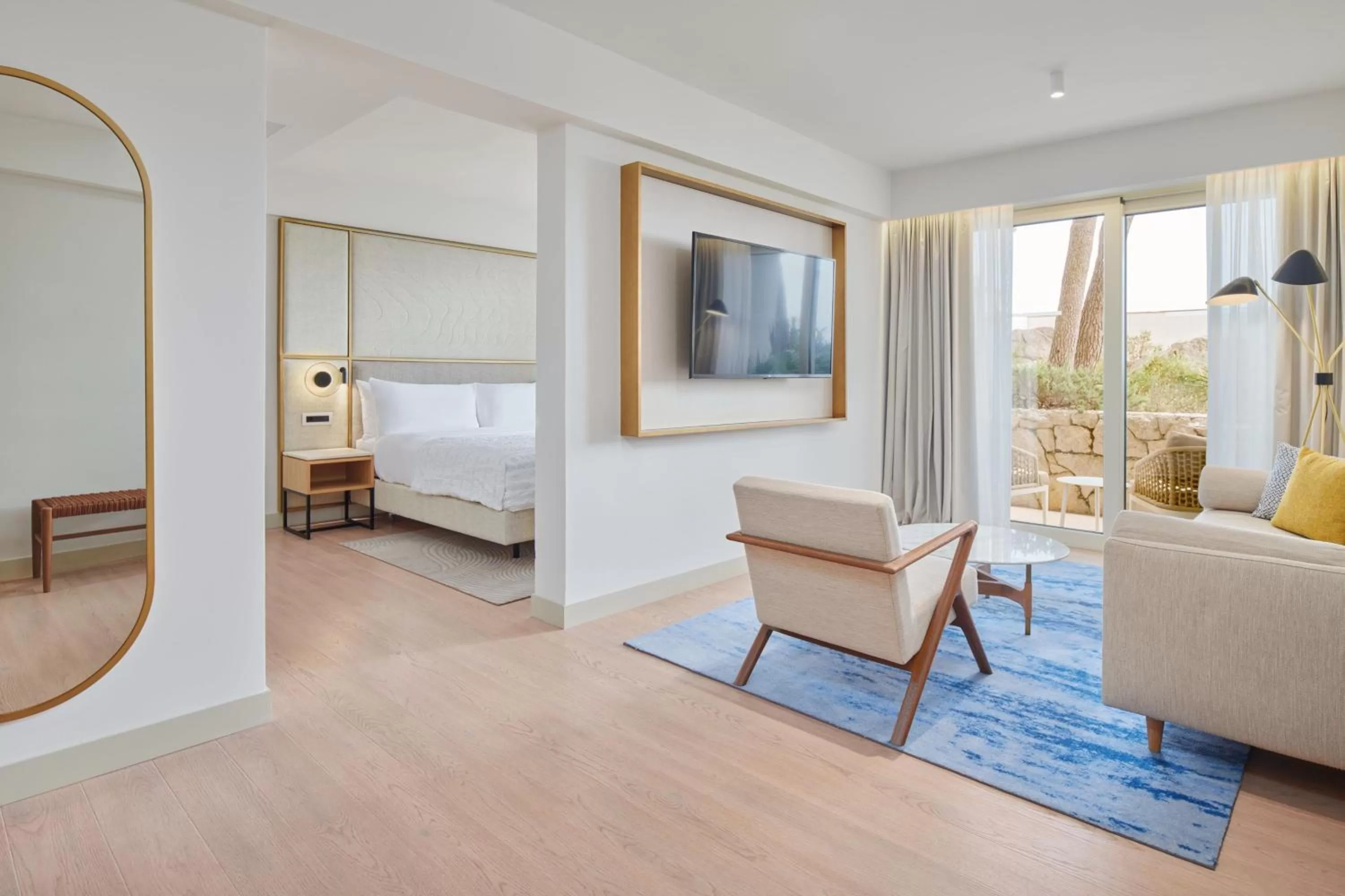 Photo of the whole room, Bed in Le Meridien Lav Split