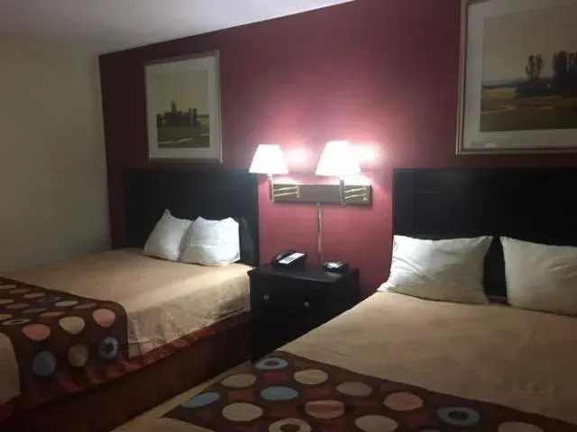 Photo of the whole room, Bed in Super 8 by Wyndham New Castle