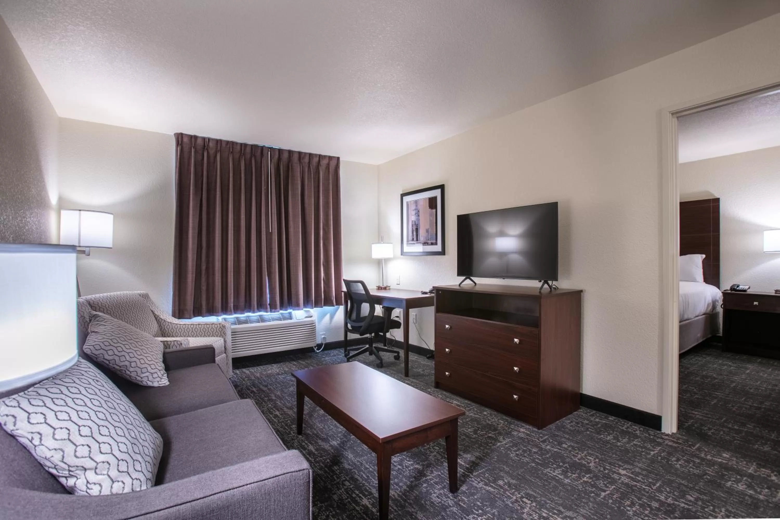 Living room, Bed in Cobblestone Inn & Suites - Pine Bluffs