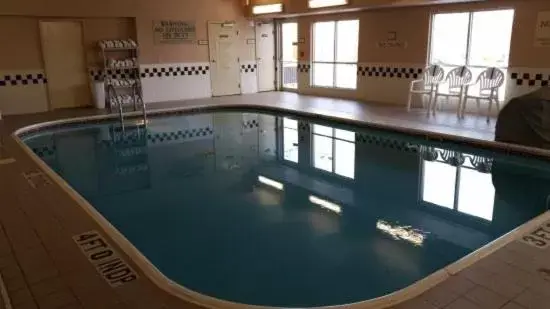 Swimming pool in Country Inn & Suites by Radisson, Davenport, IA