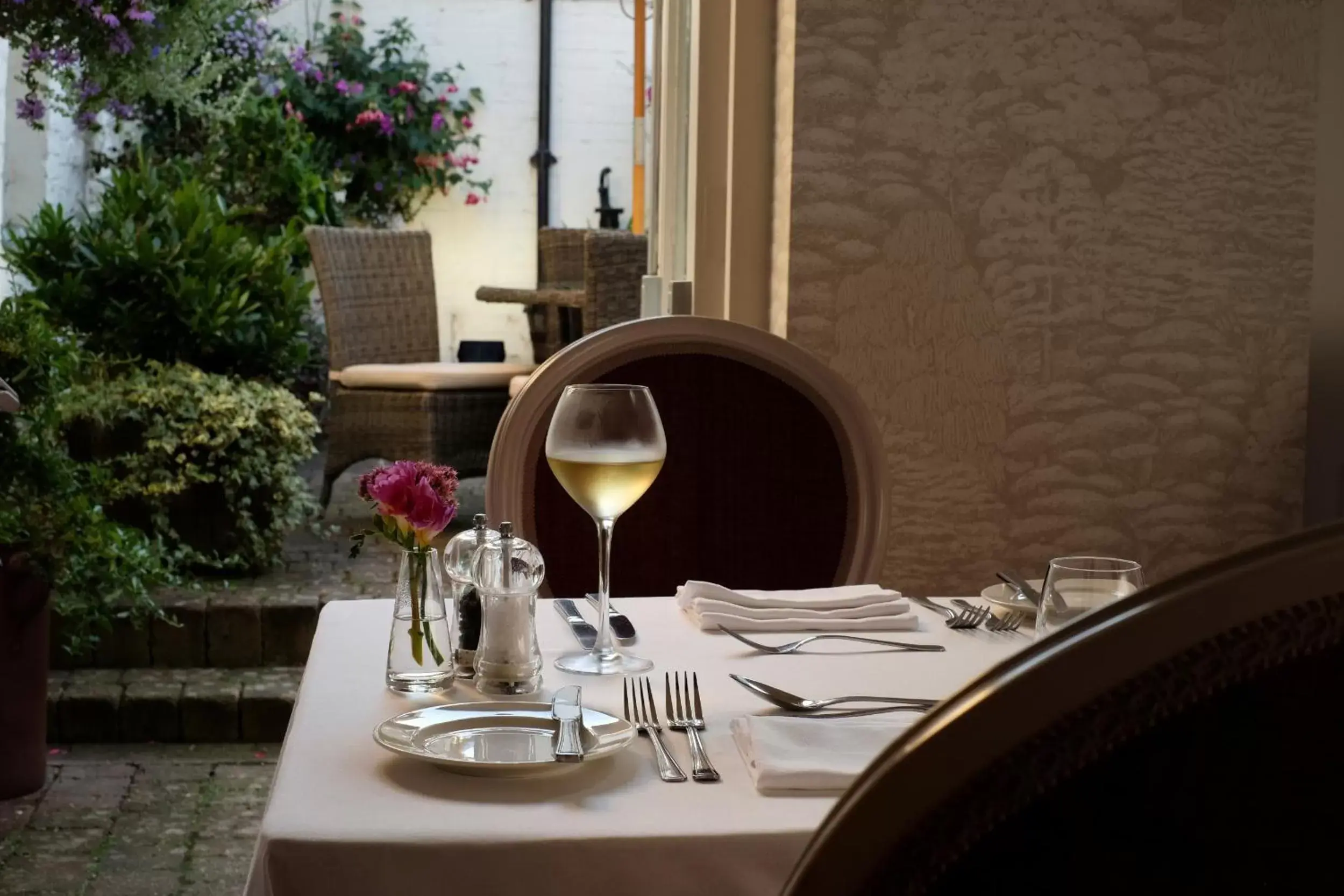 Dining area, Restaurant/Places to Eat in The Raven Hotel