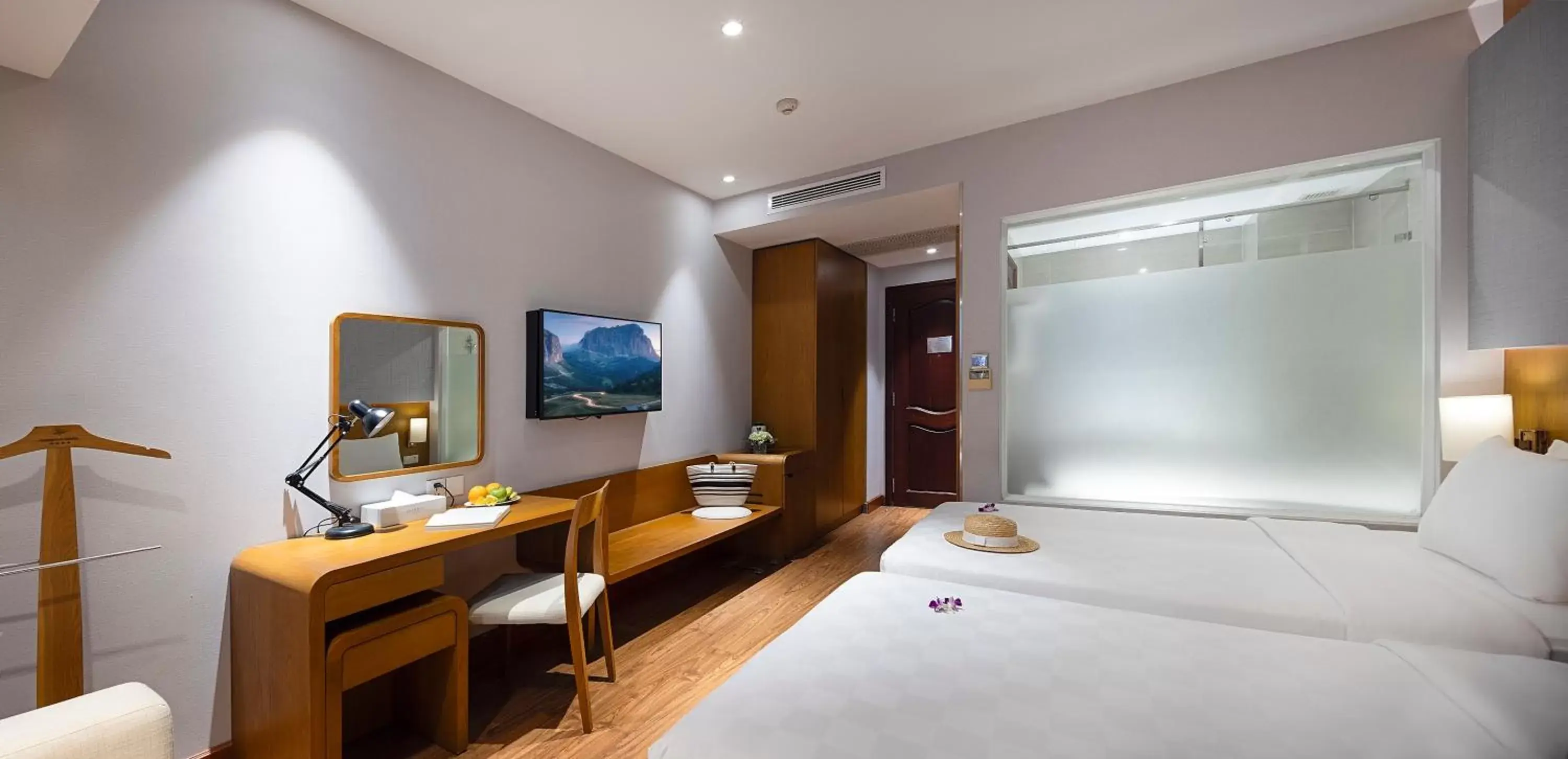 Bed, TV/Entertainment Center in Harmony Saigon Hotel & Spa