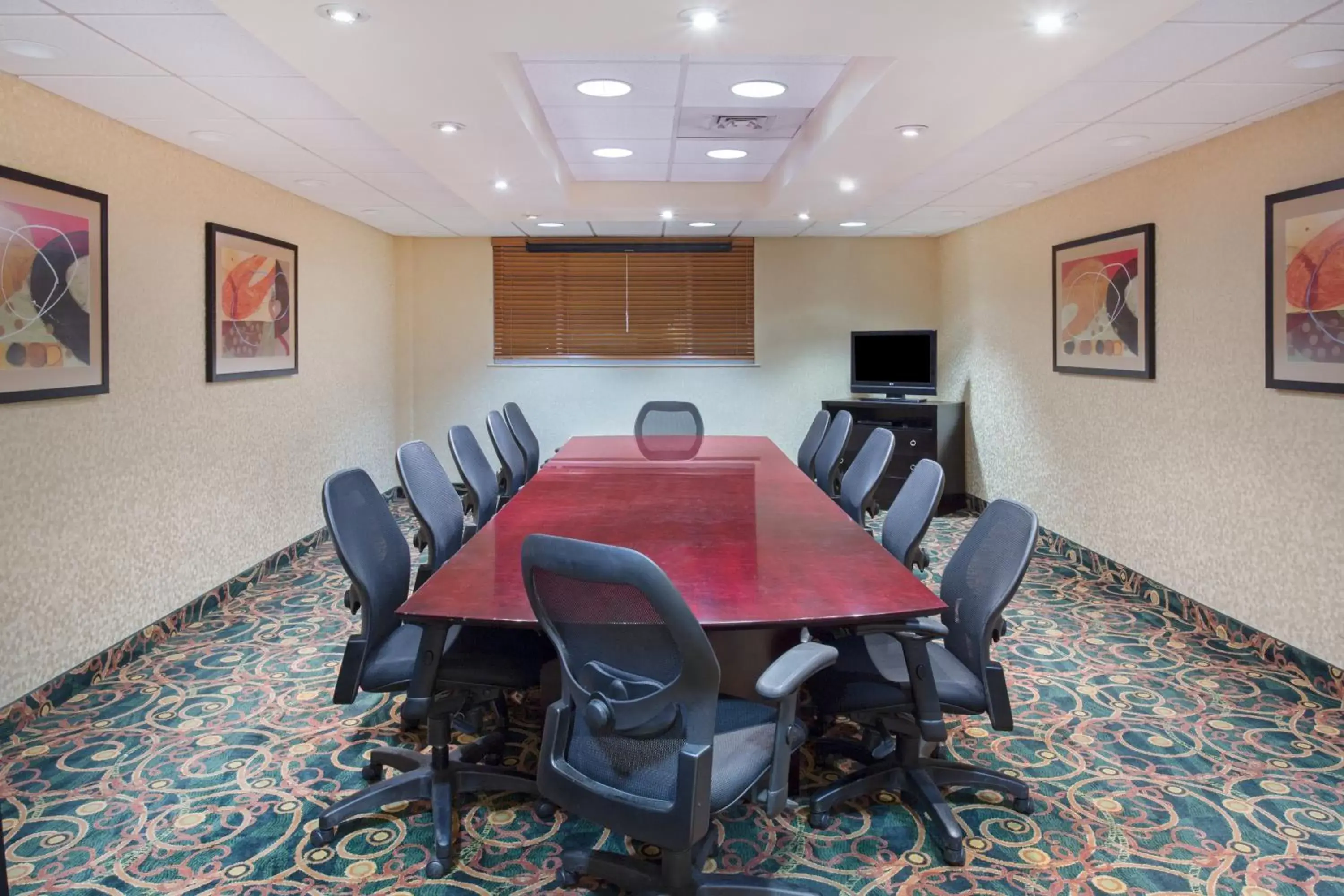 Meeting/conference room in Holiday Inn Riverton-Convention Center, an IHG Hotel