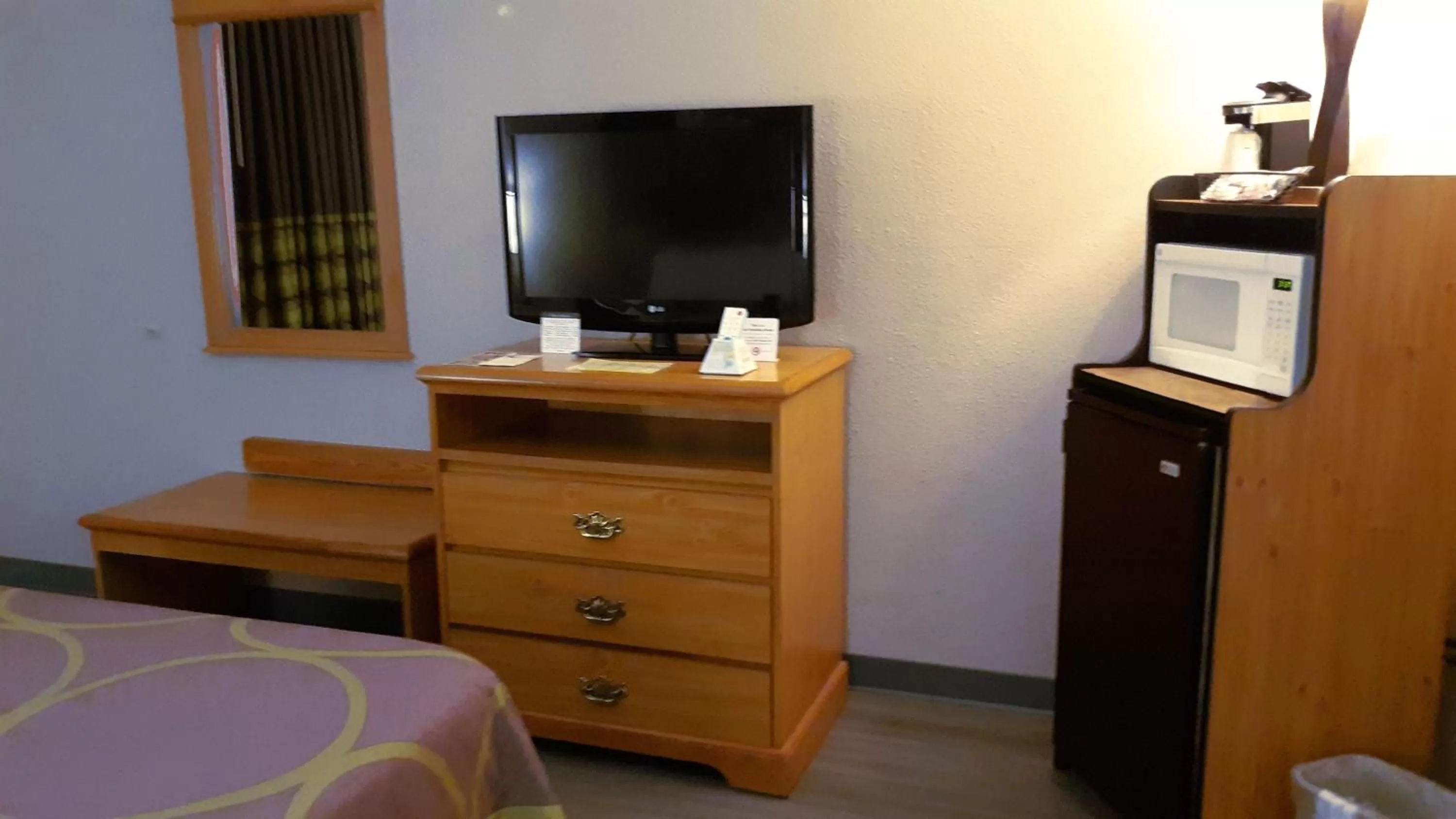 TV and multimedia, Bed in Super 8 by Wyndham Fort Chiswell Wytheville Area