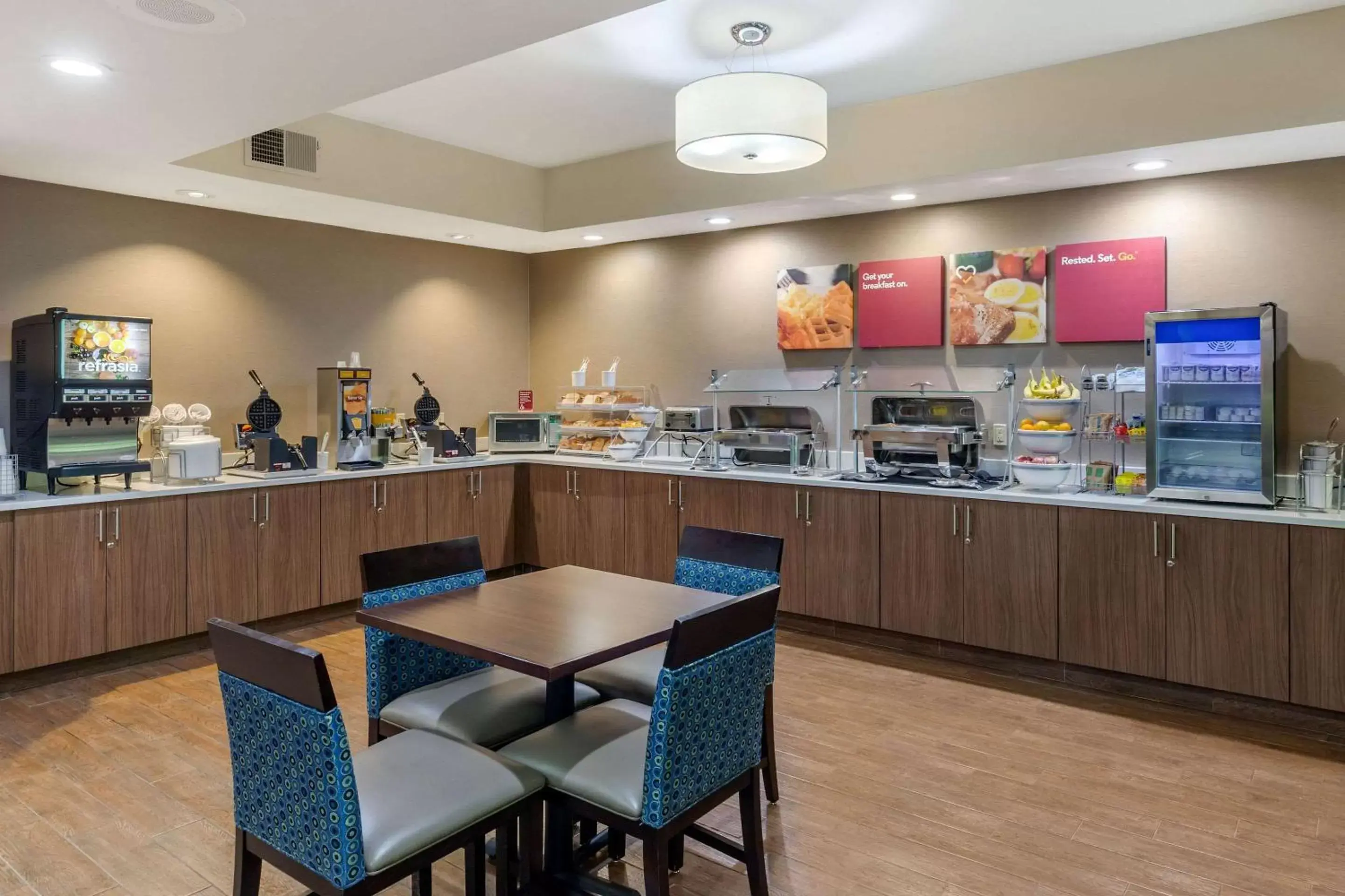 Restaurant/Places to Eat in Comfort Suites Hanes Mall