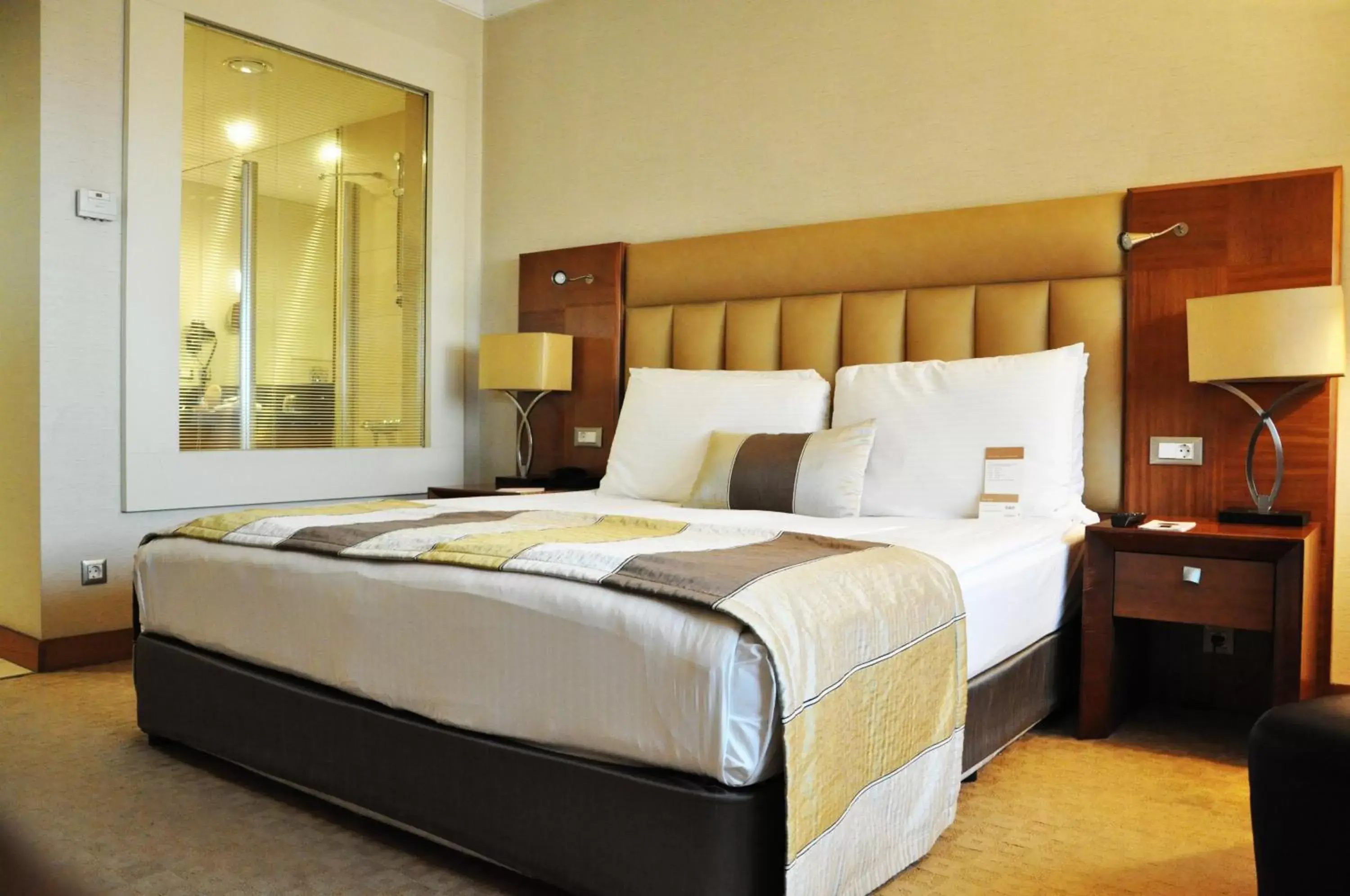 Bed in Mövenpick Hotel Izmir