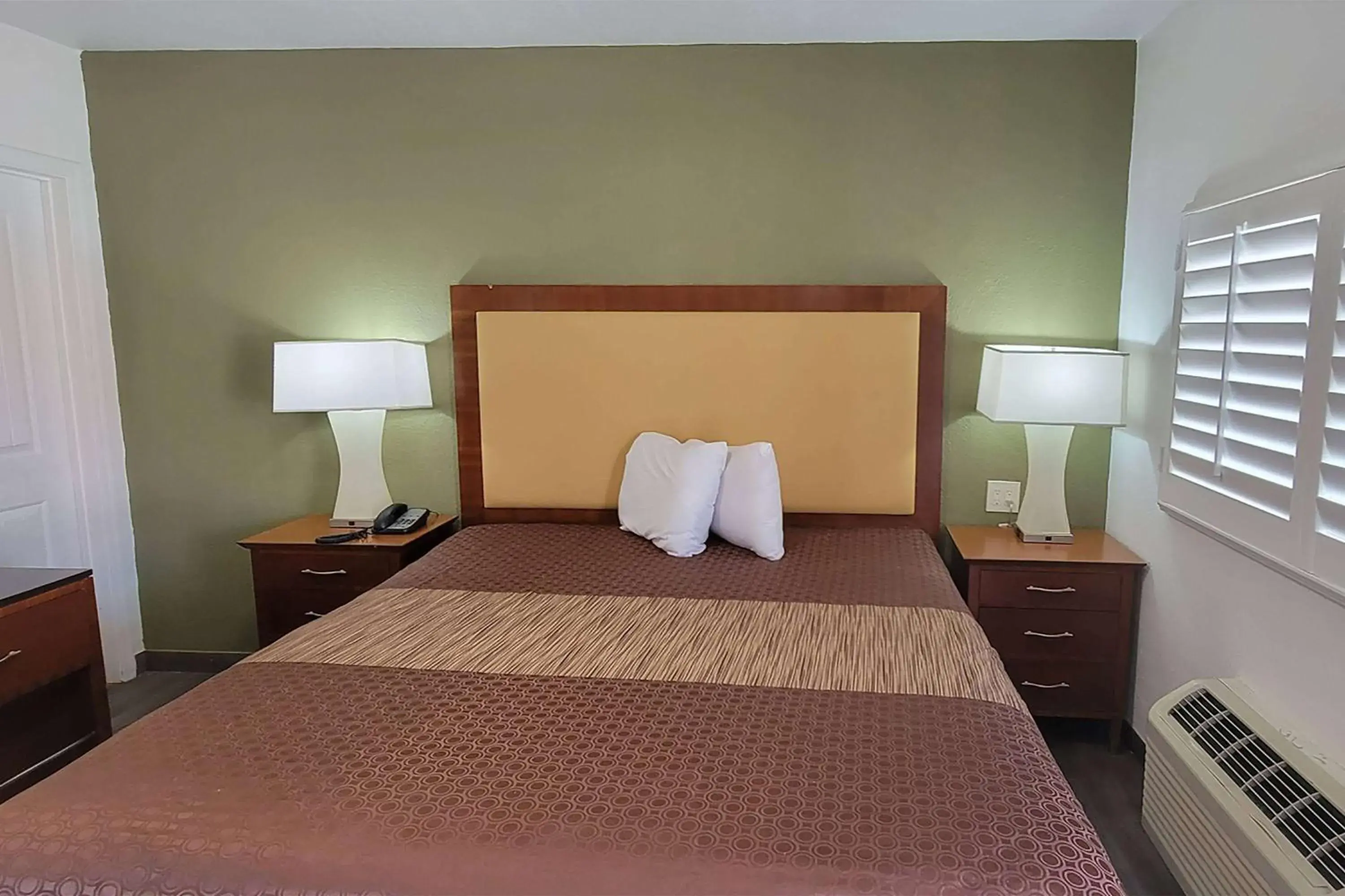 Photo of the whole room, Bed in Super 8 by Wyndham El Centro North