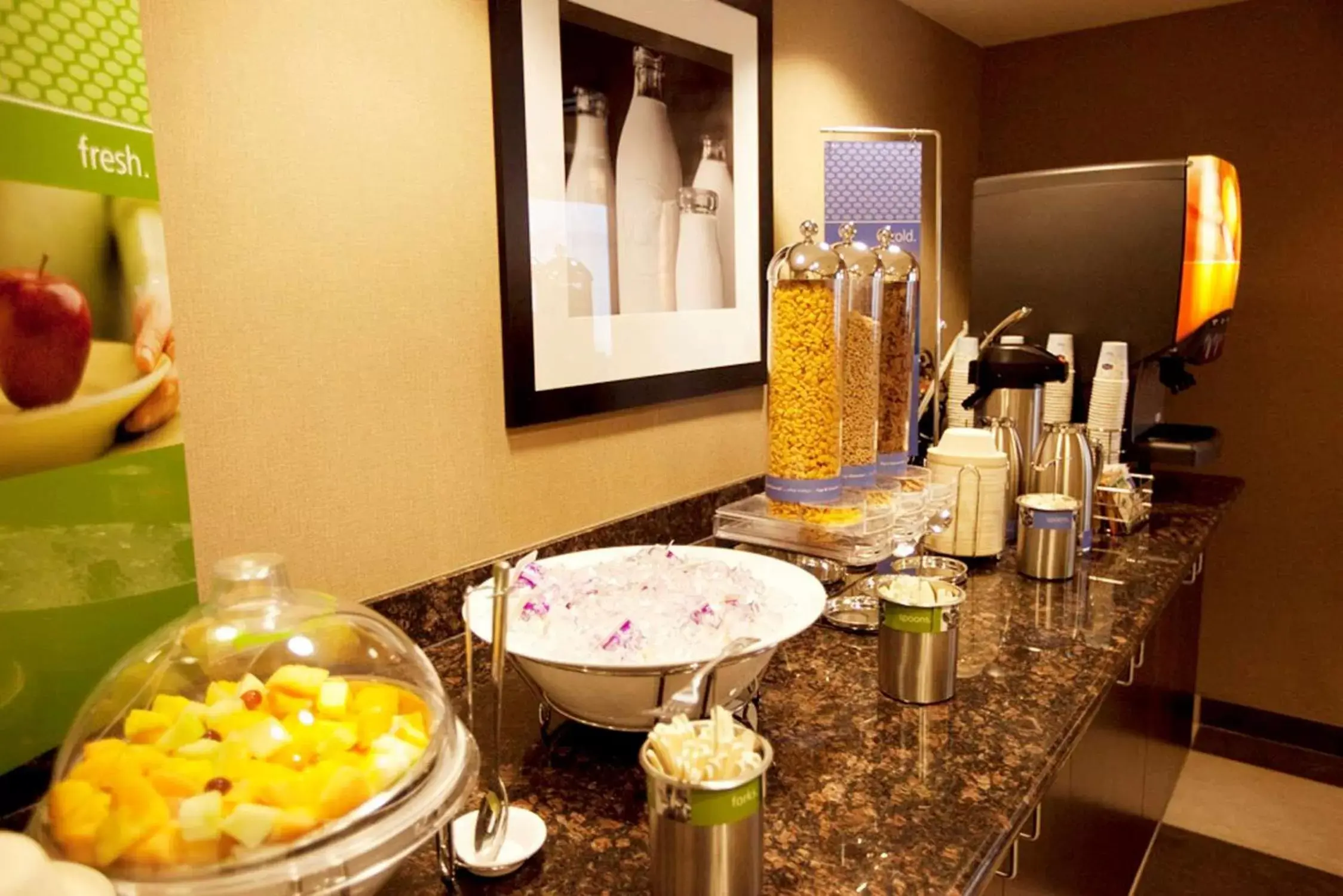 Dining area in Hampton Inn & Suites by Hilton Seattle/Kent