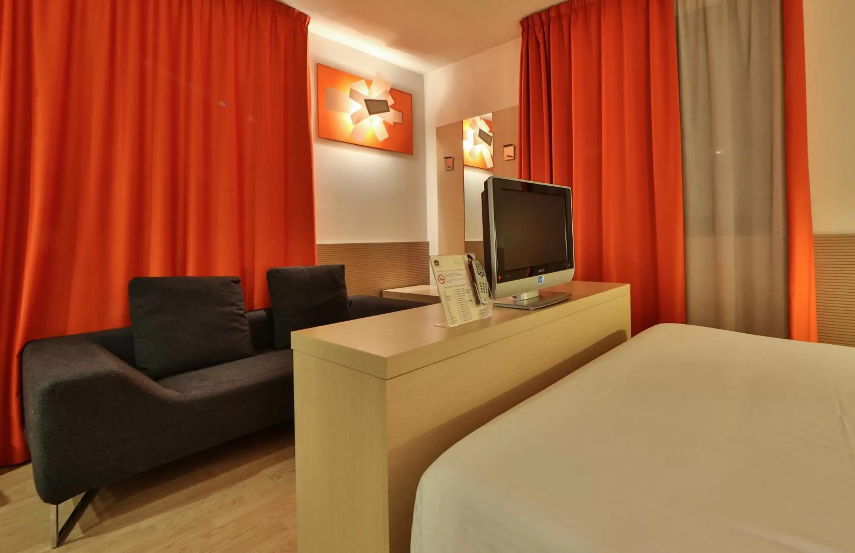 Shower, TV/Entertainment Center in Best Western Plus Hotel Galileo Padova
