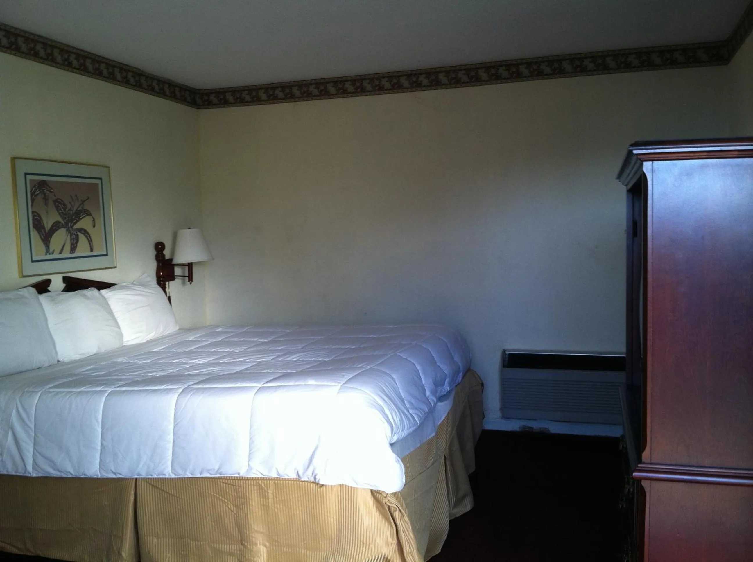 Bed in Knights Inn Hurricane Mills