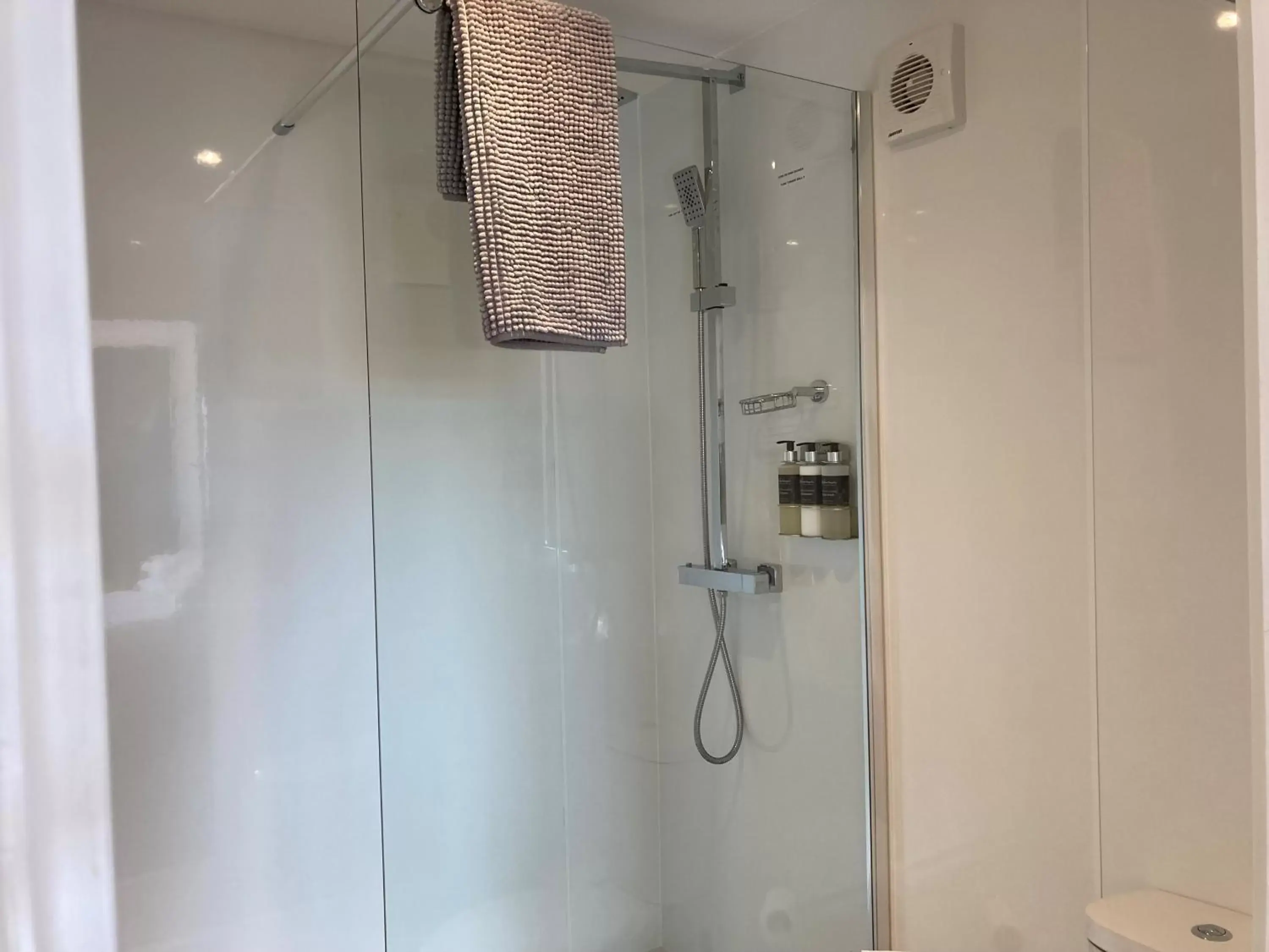 Shower, Bathroom in Dunstaffnage Marina Suites and Lodges