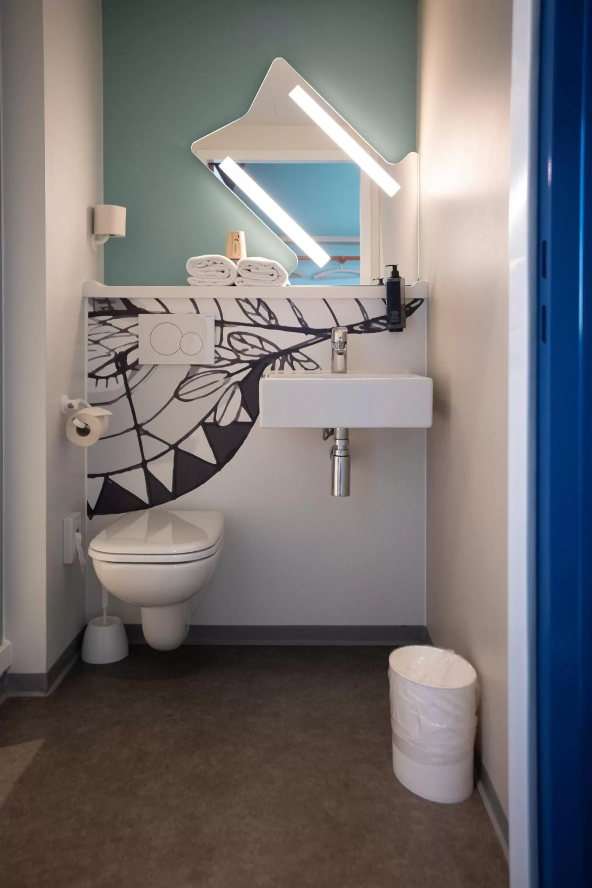 Toilet in ibis budget Fribourg