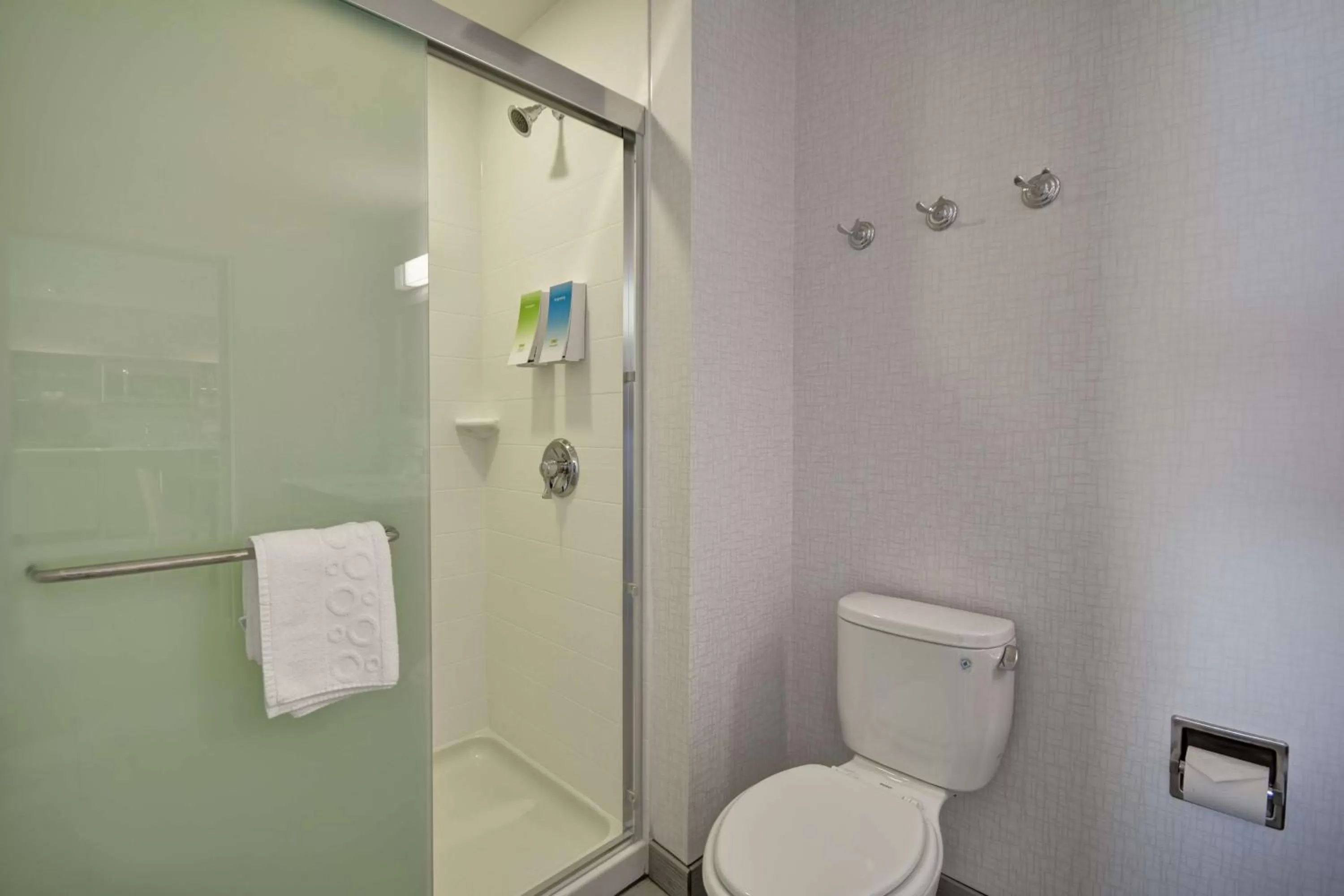 Bathroom in Home2 Suites By Hilton Blue Ash Cincinnati