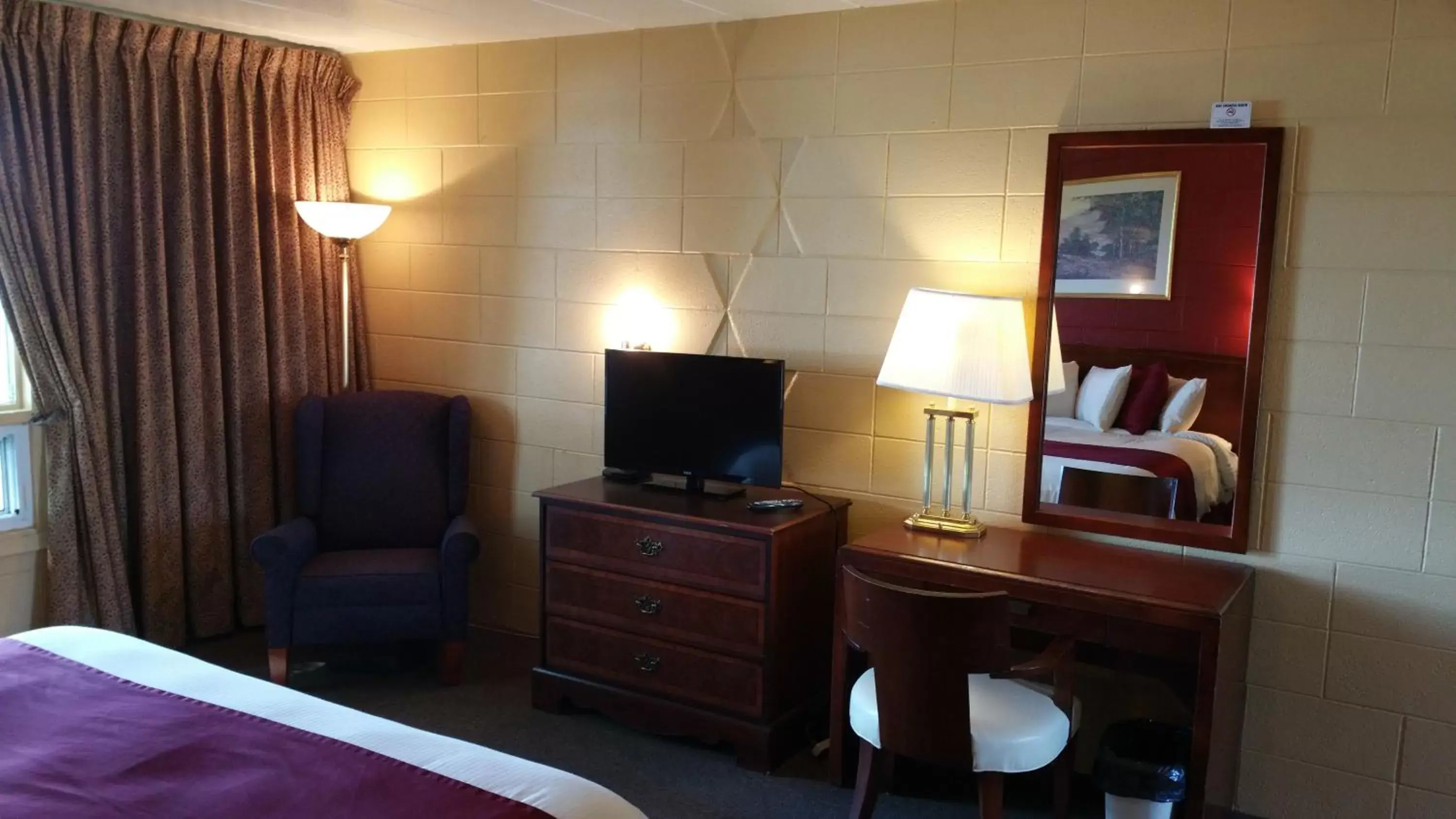 TV and multimedia, Seating Area in Riverview Motel