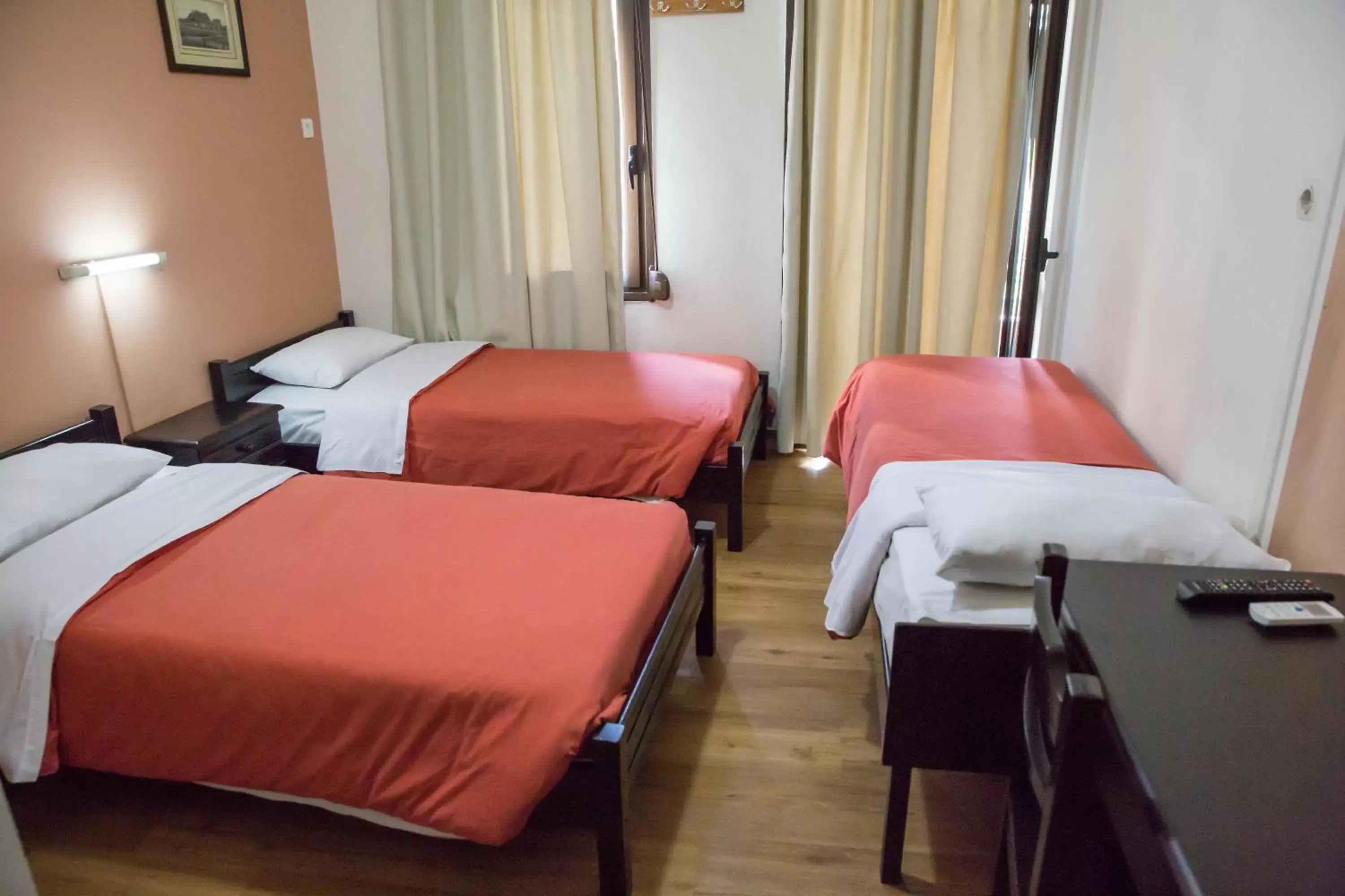 Photo of the whole room, Bed in Tempi Hotel