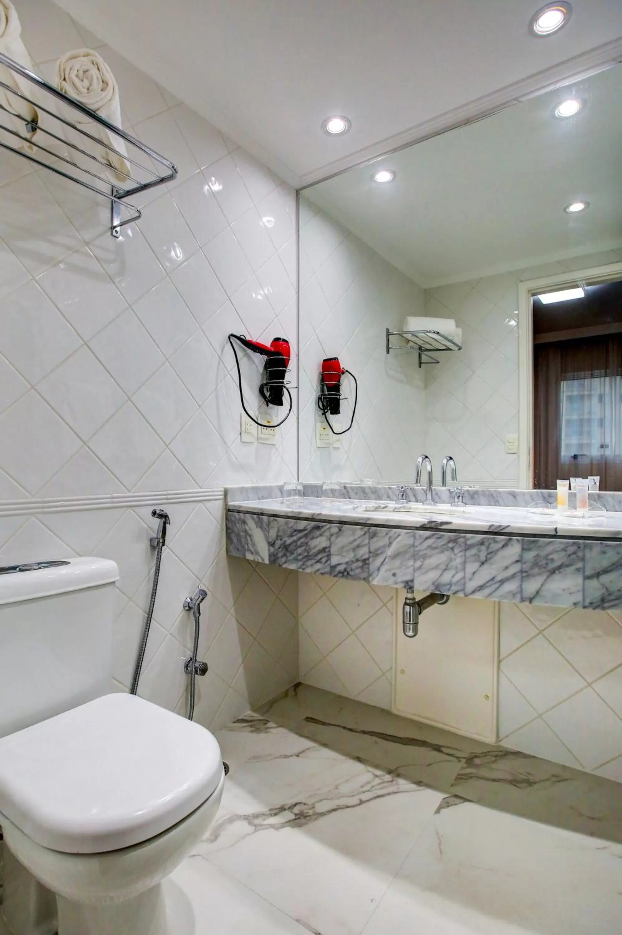 Toilet in Quality Suítes Oscar Freire