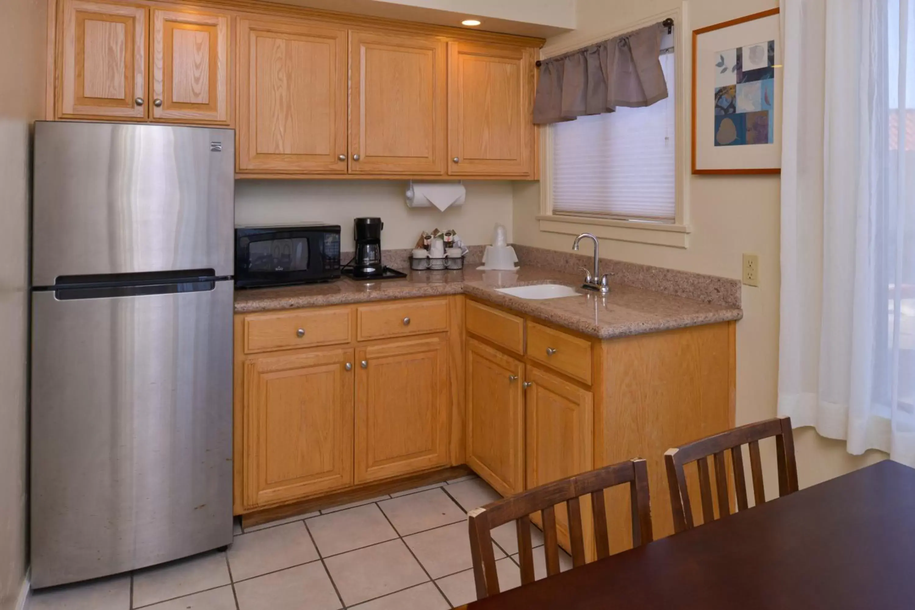 Coffee/tea facilities, Kitchen/Kitchenette in Edgewater Inn and Suites