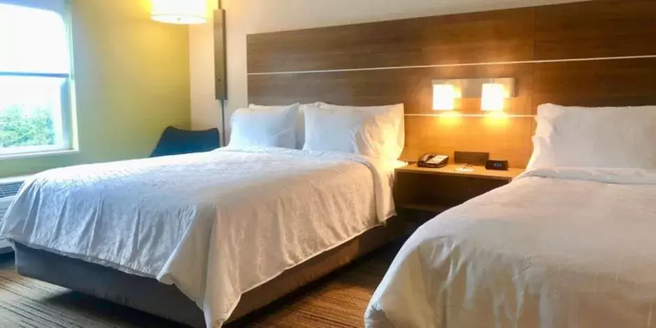 Bed in Holiday Inn Express - Macon North, an IHG Hotel