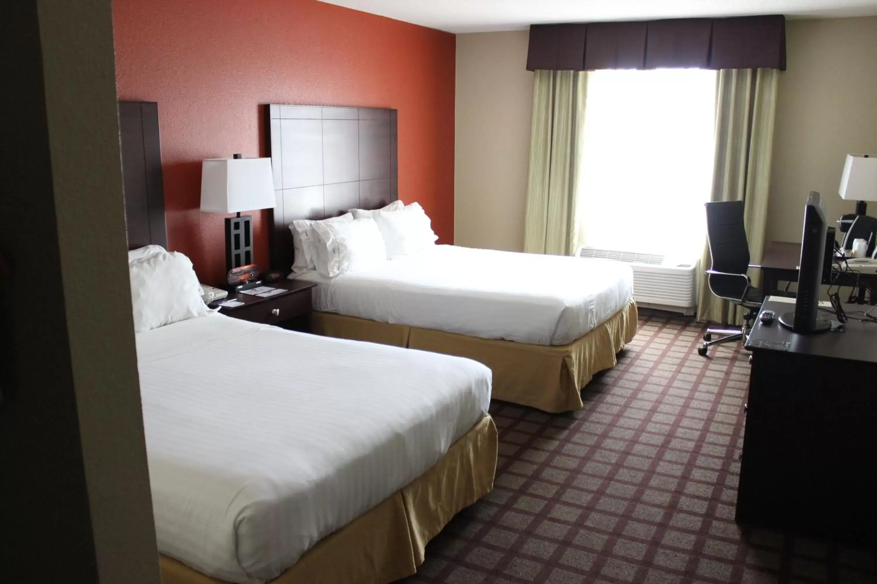 Photo of the whole room, Bed in Holiday Inn Express Hotel & Suites Chicago-Algonquin, an IHG Hotel