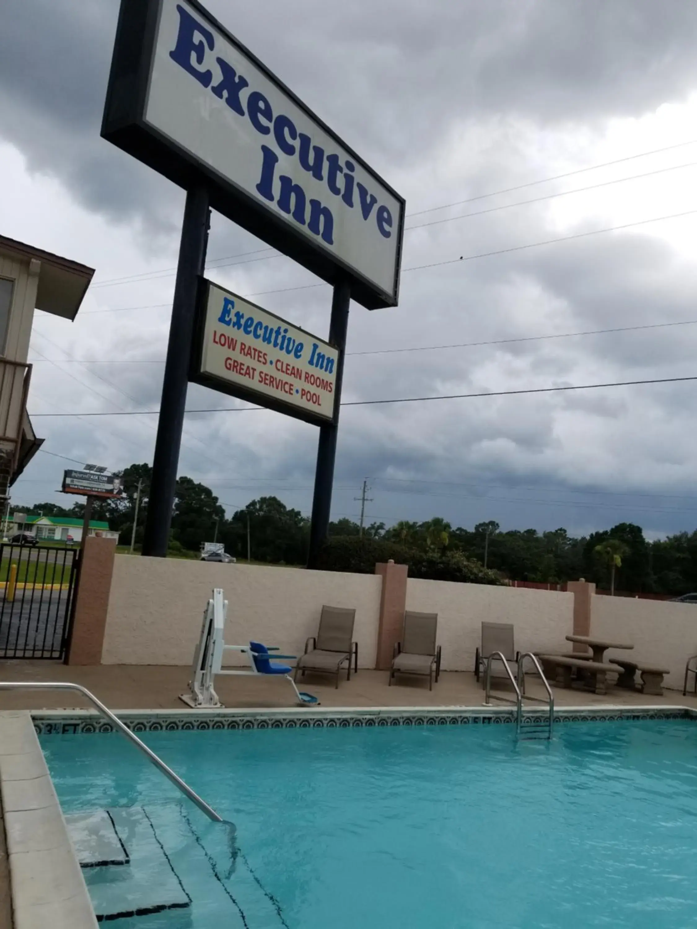 Swimming Pool in Executive Inn