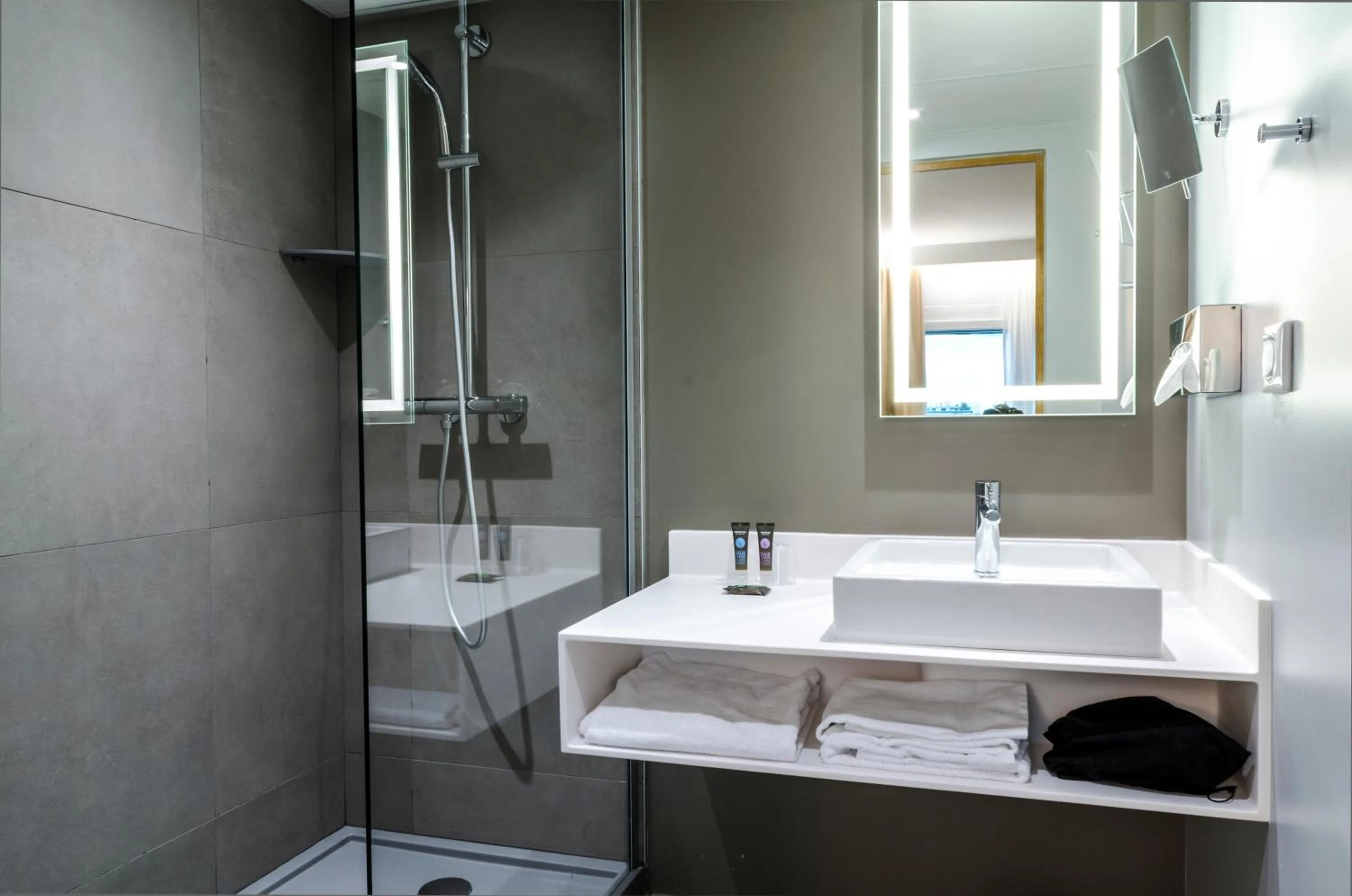 Superior Queen Room with 2-Seater Sofa in Novotel Paris 14 Porte d'Orléans