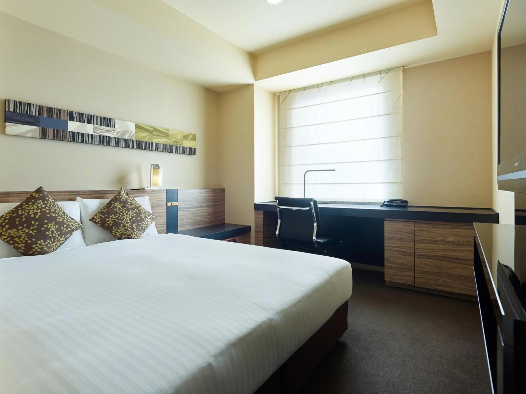 Moderate Queen Room (1 Adult) - single occupancy - Non-Smoking in Mitsui Garden Hotel Sapporo