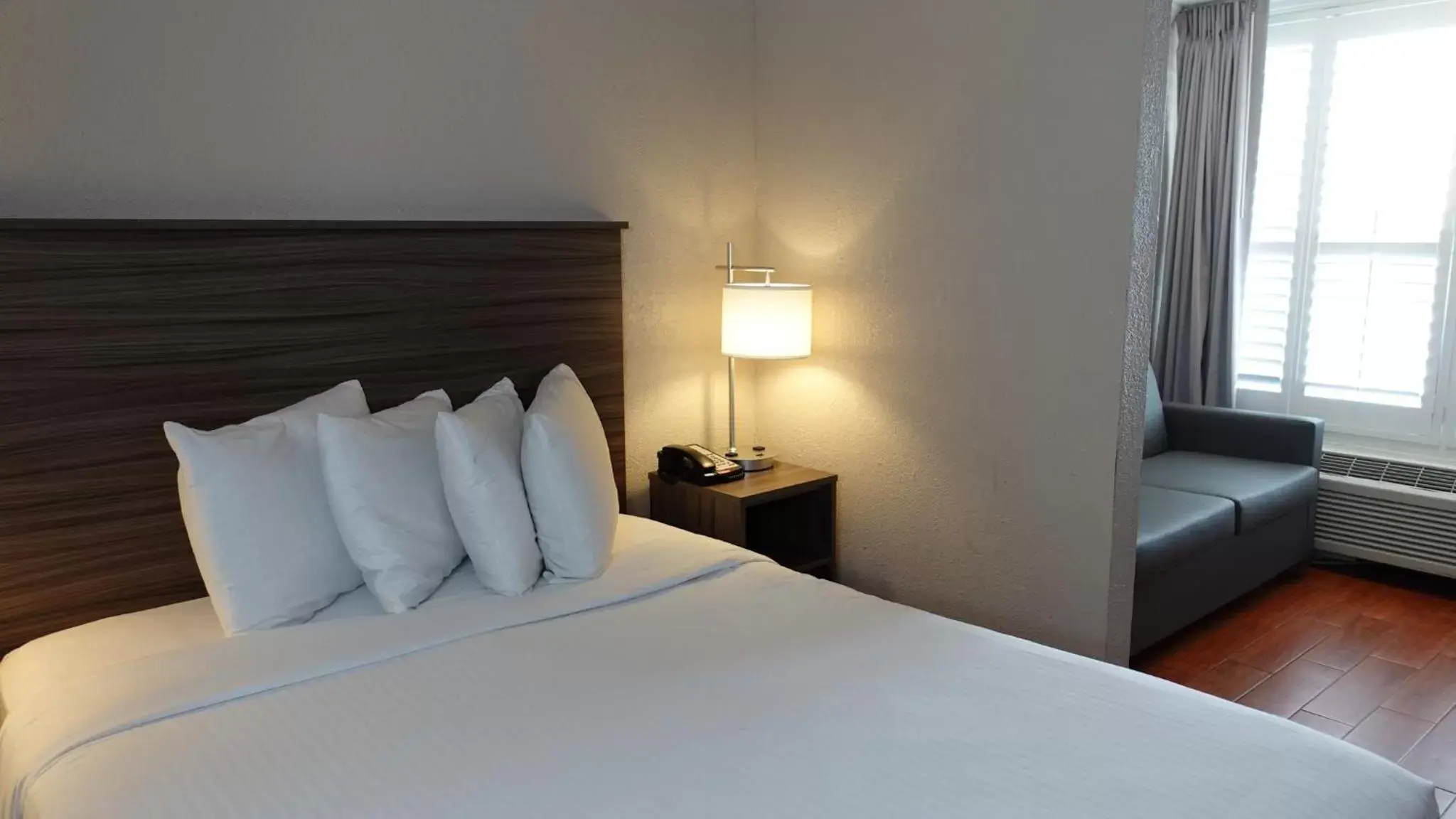 Bedroom, Bed in Melbourne All Suites Inn near I95