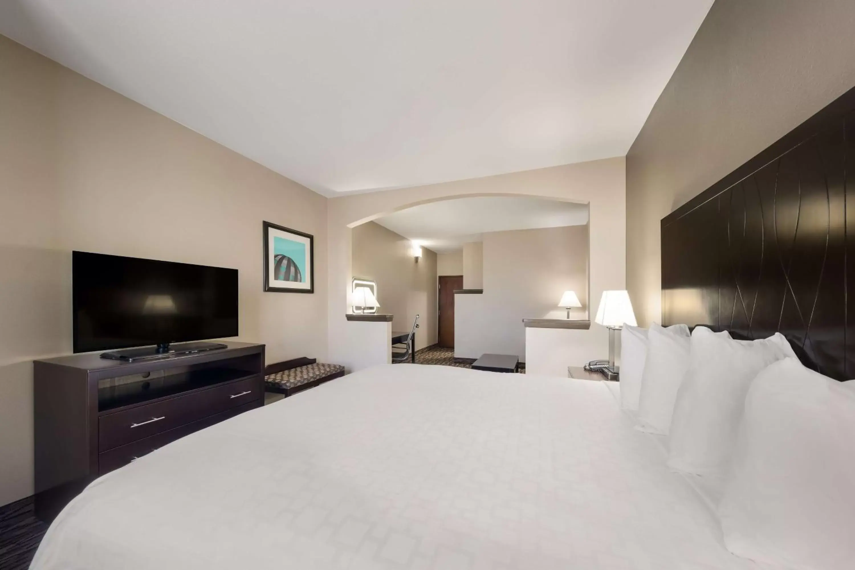 Bedroom, TV/Entertainment Center in SureStay Plus Hotel by Best Western Plano