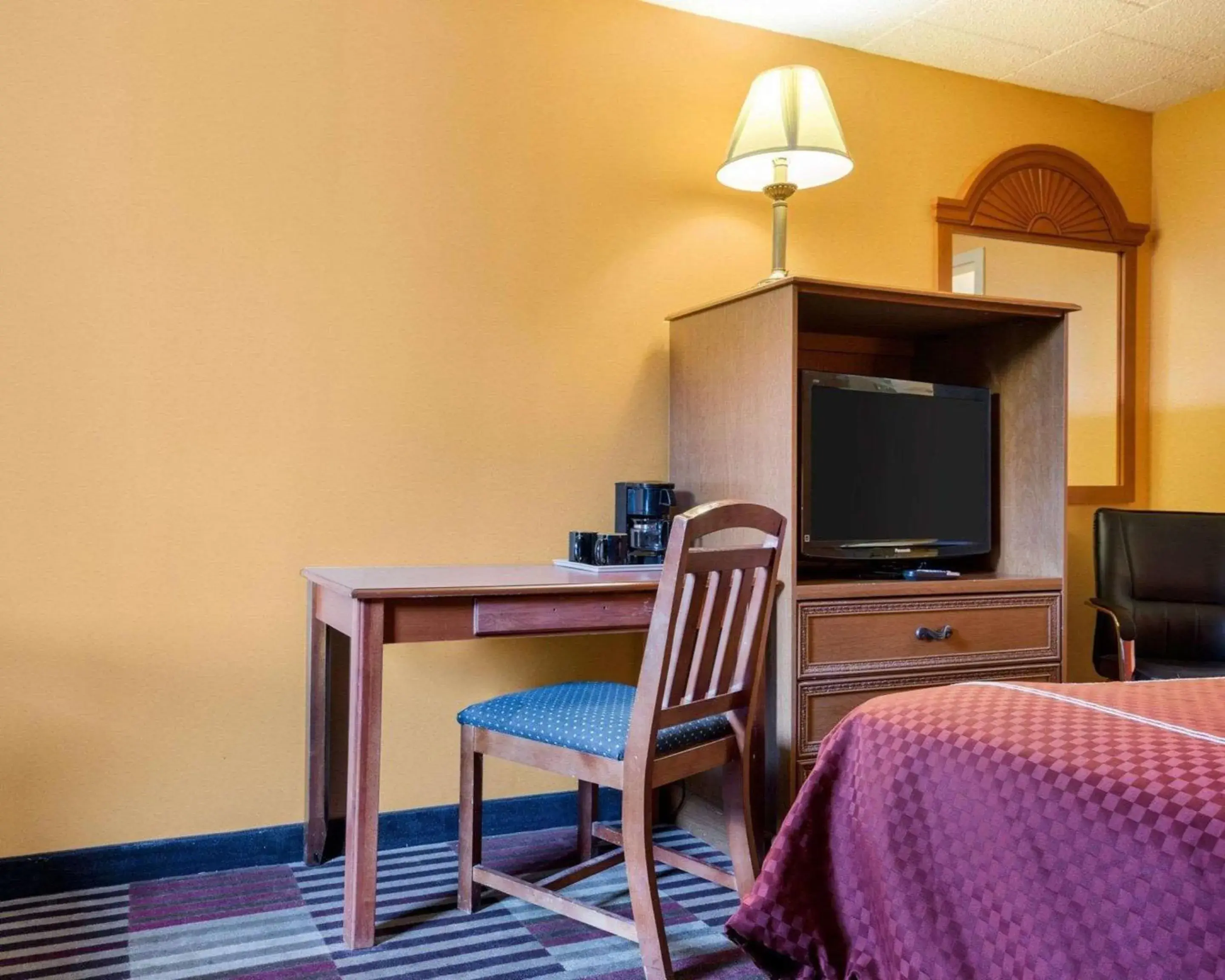 Photo of the whole room, TV/Entertainment Center in Rodeway Inn University