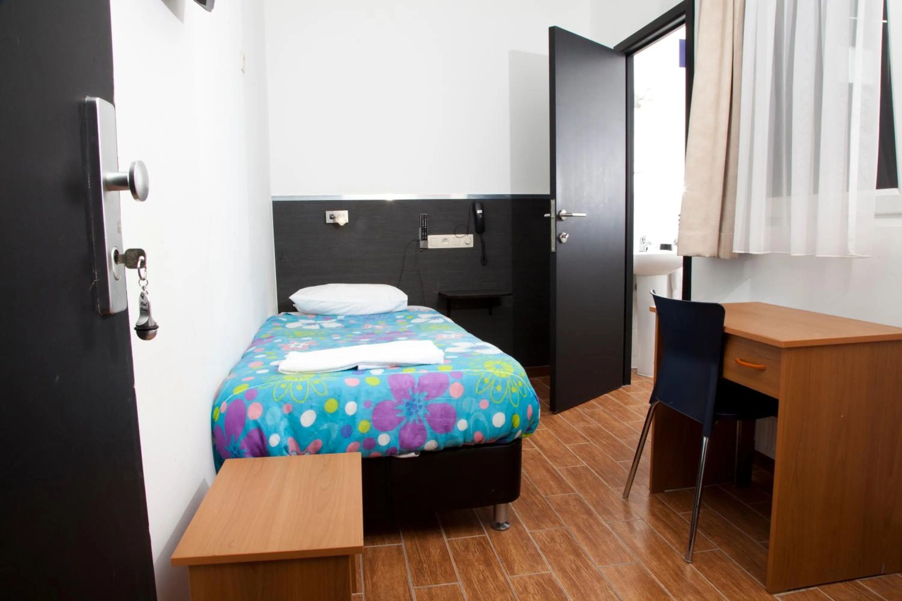 Single Room in Hotel Barry