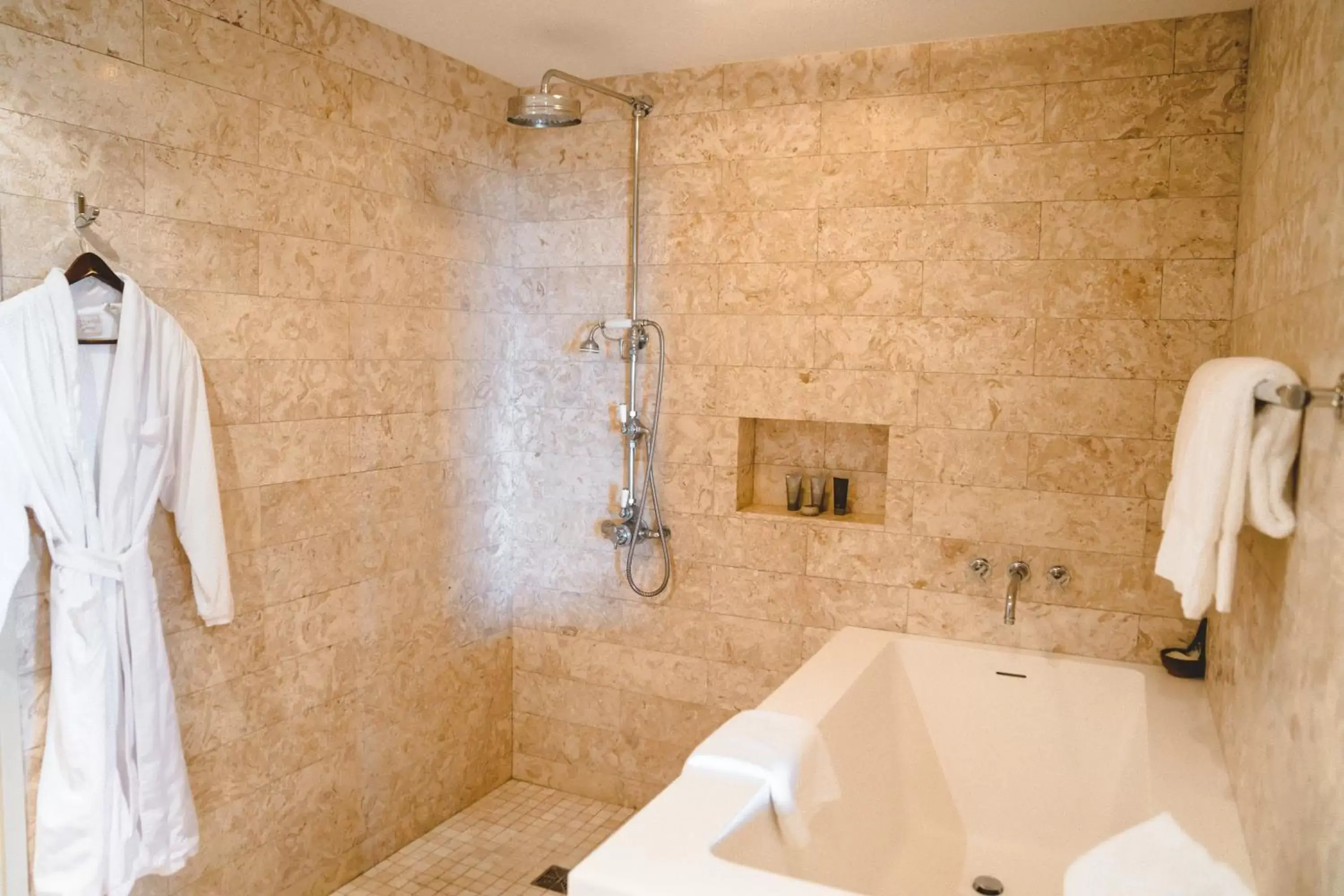 Shower, Bathroom in Hotel Wailea, Relais & Châteaux - Adults Only