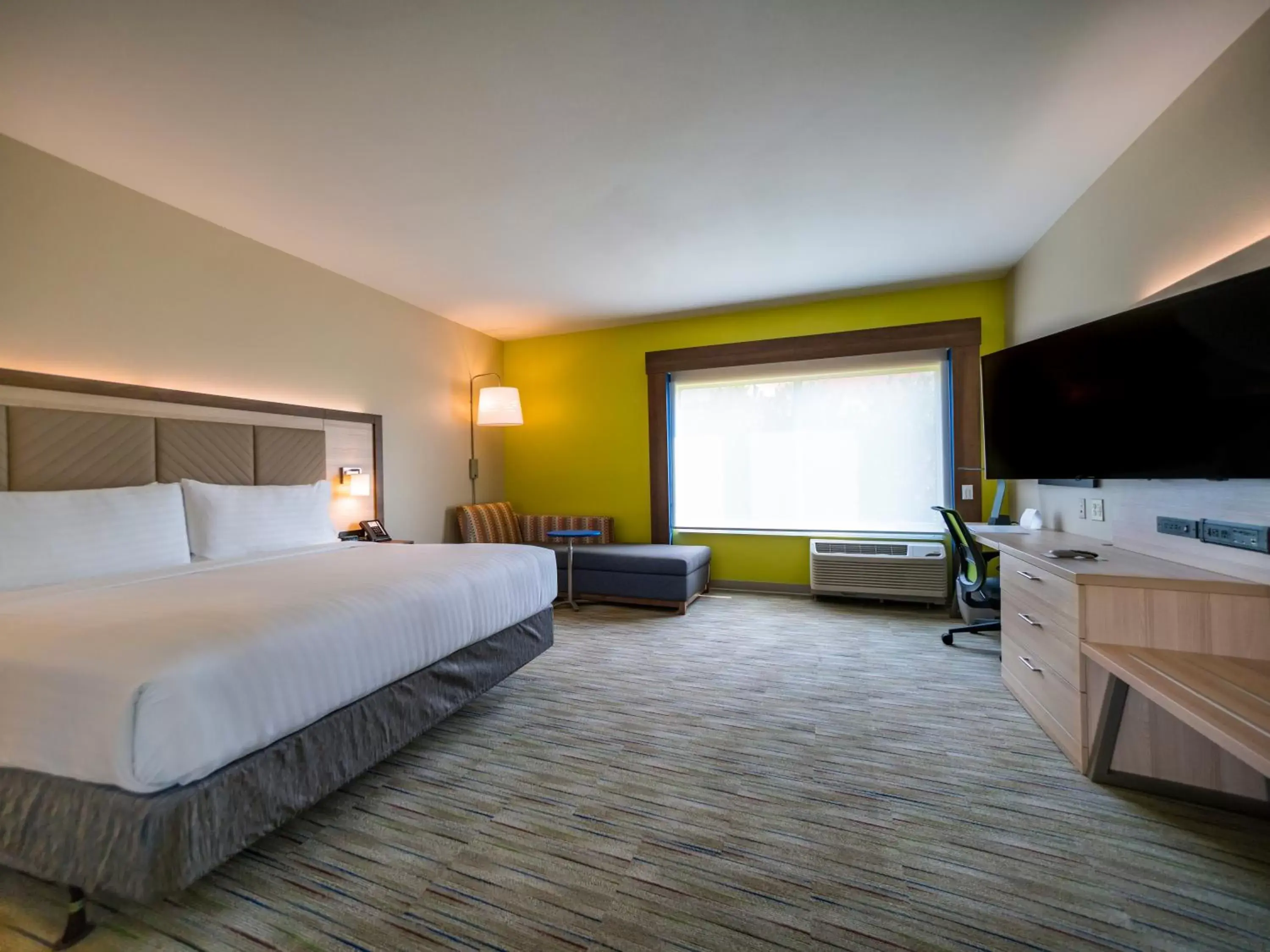 Bed in Holiday Inn Express & Suites - Southaven Central - Memphis, an IHG Hotel