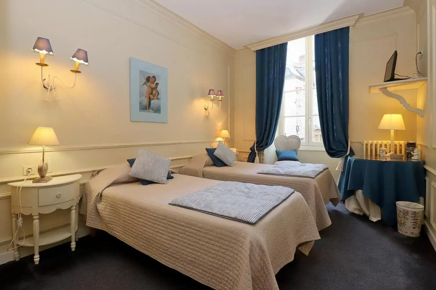 Photo of the whole room, Bed in Le Pavillon Saint-Martin