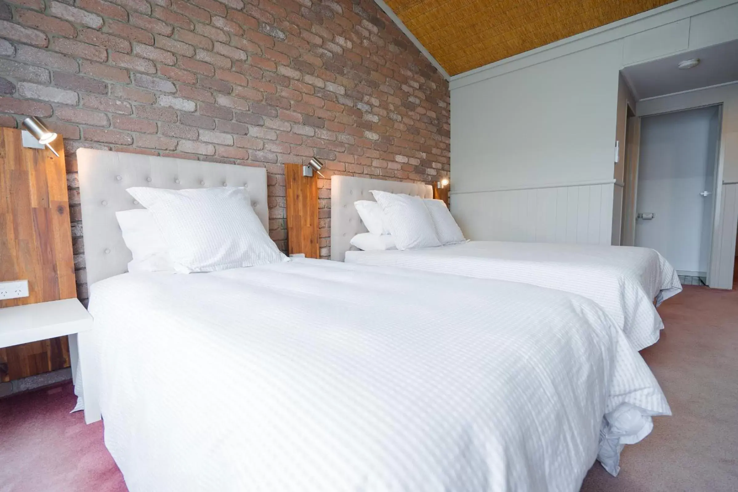 Bedroom, Bed in Farnham Court Motel and Restaurant