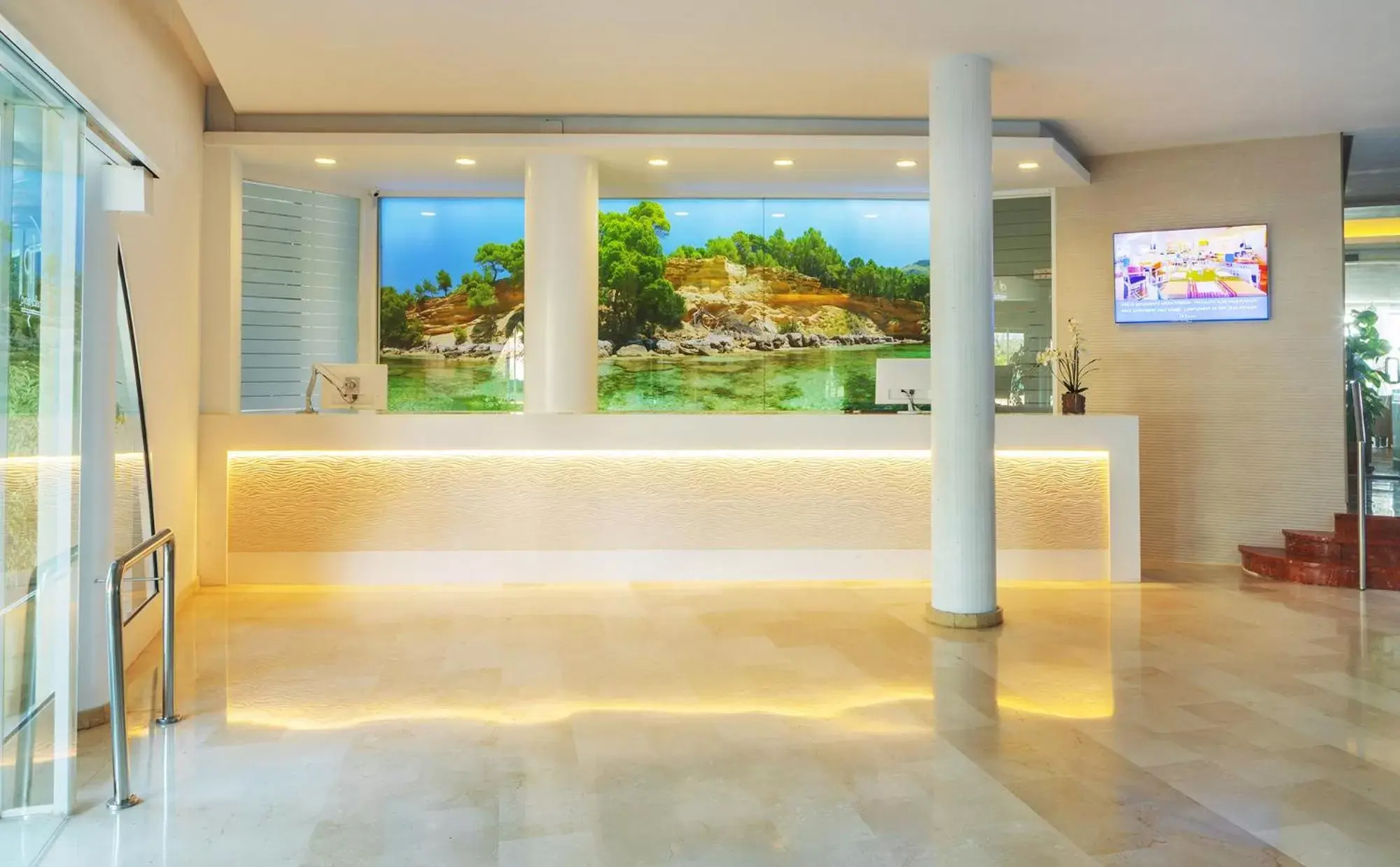 Lobby or reception in Aparthotel Fontanellas Playa