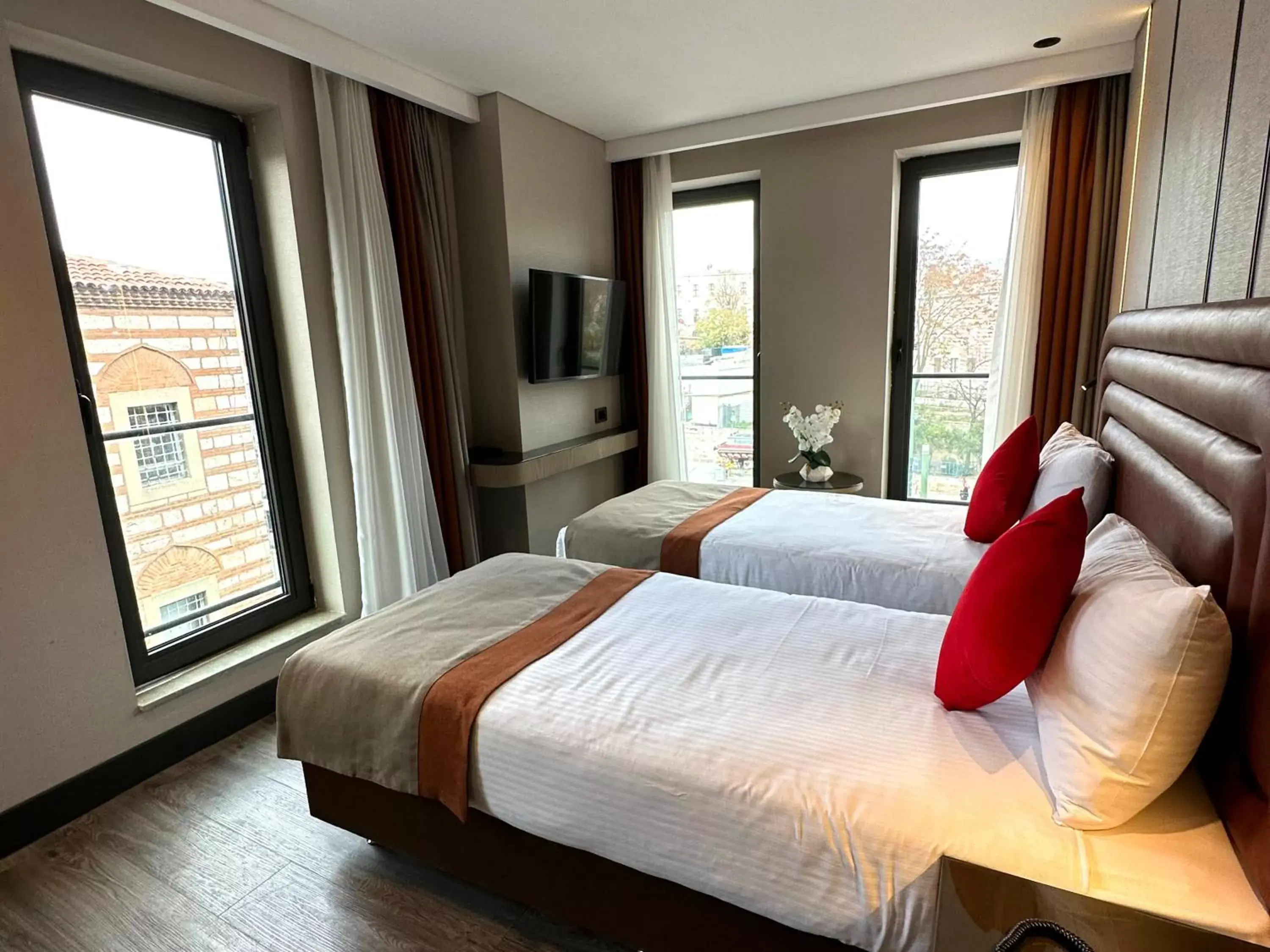 Photo of the whole room, Bed in Edition Old City Hotel Photo of the whole room, Bed in Edition Old City Hotel