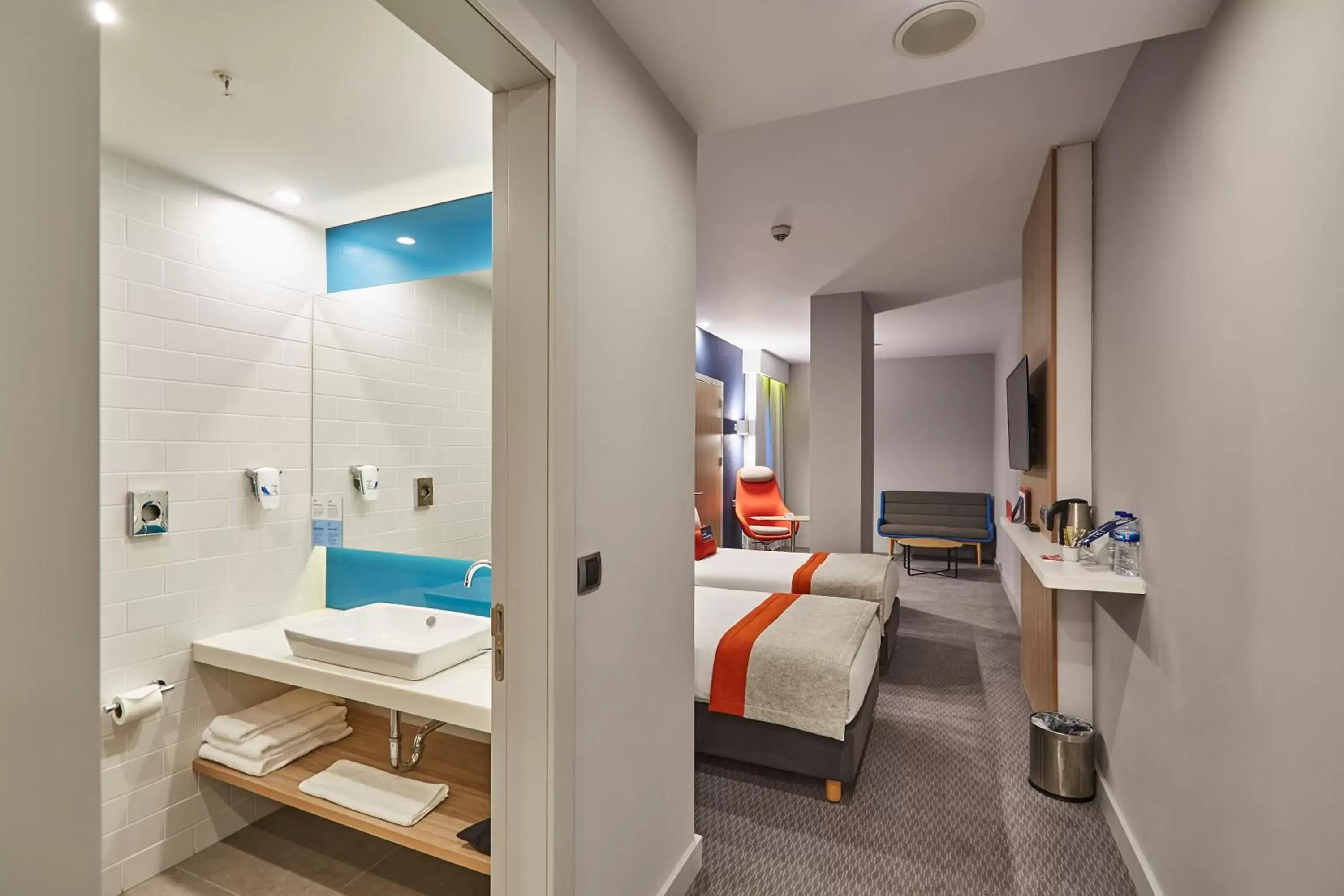 Photo of the whole room, Bathroom in Holiday Inn Express - Istanbul - Atakoy Metro, an IHG Hotel