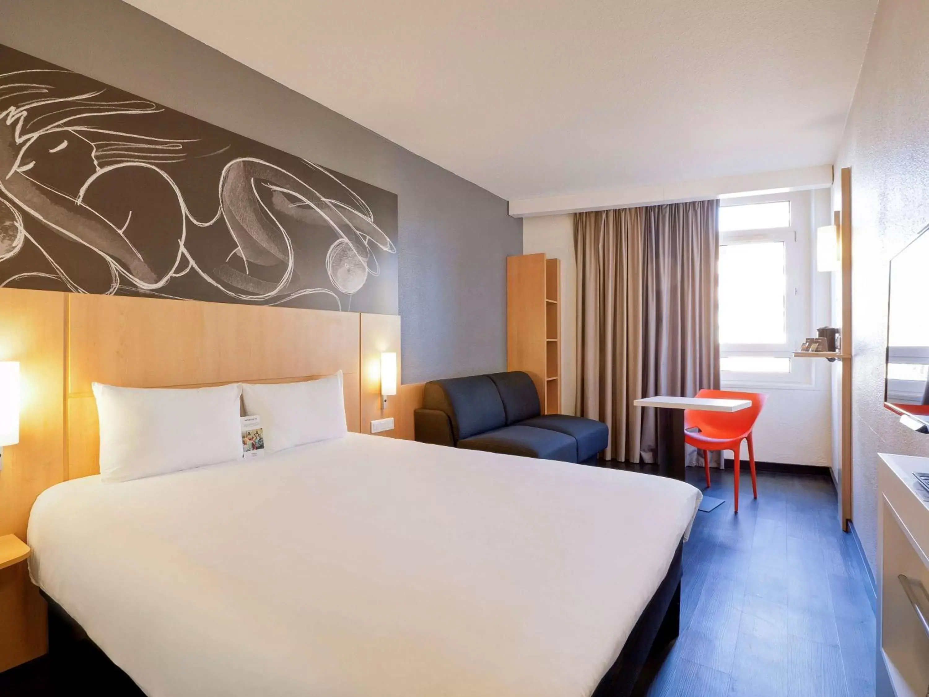 Photo of the whole room, Bed in ibis Annecy Centre Vieille Ville