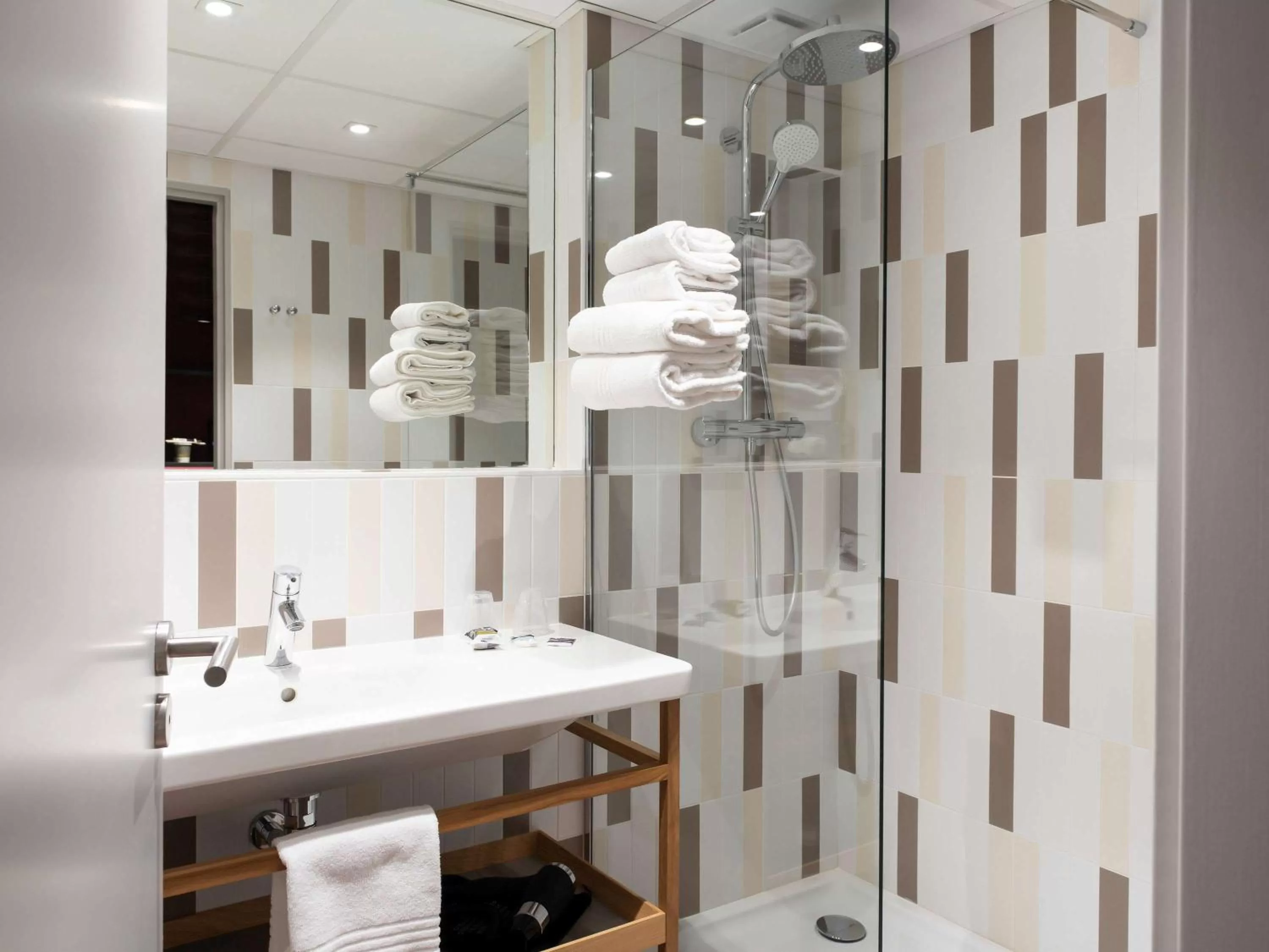 Photo of the whole room in Mercure Lyon Charbonnières