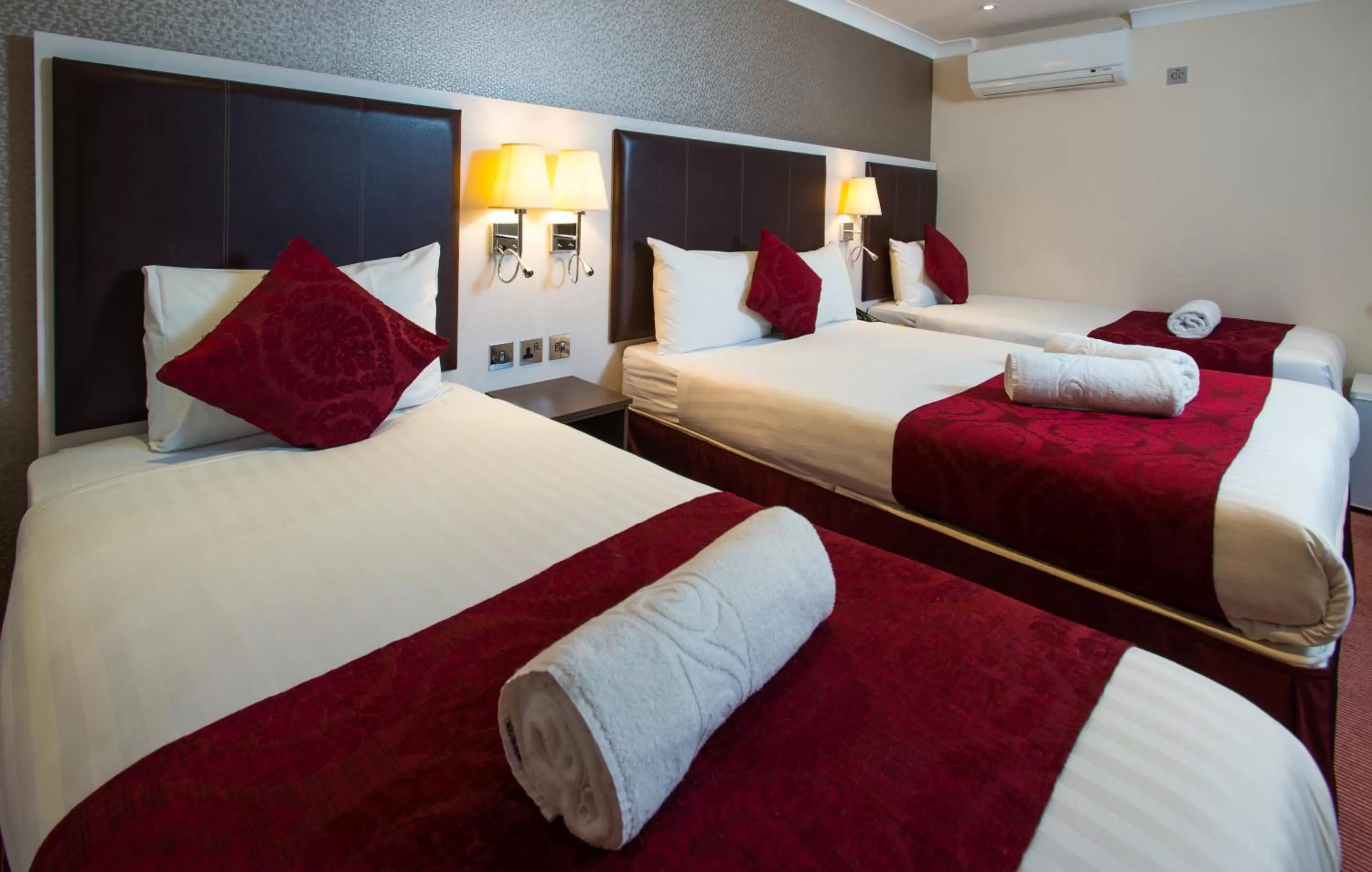 Photo of the whole room, Bed in Best Western Buckingham Palace Rd