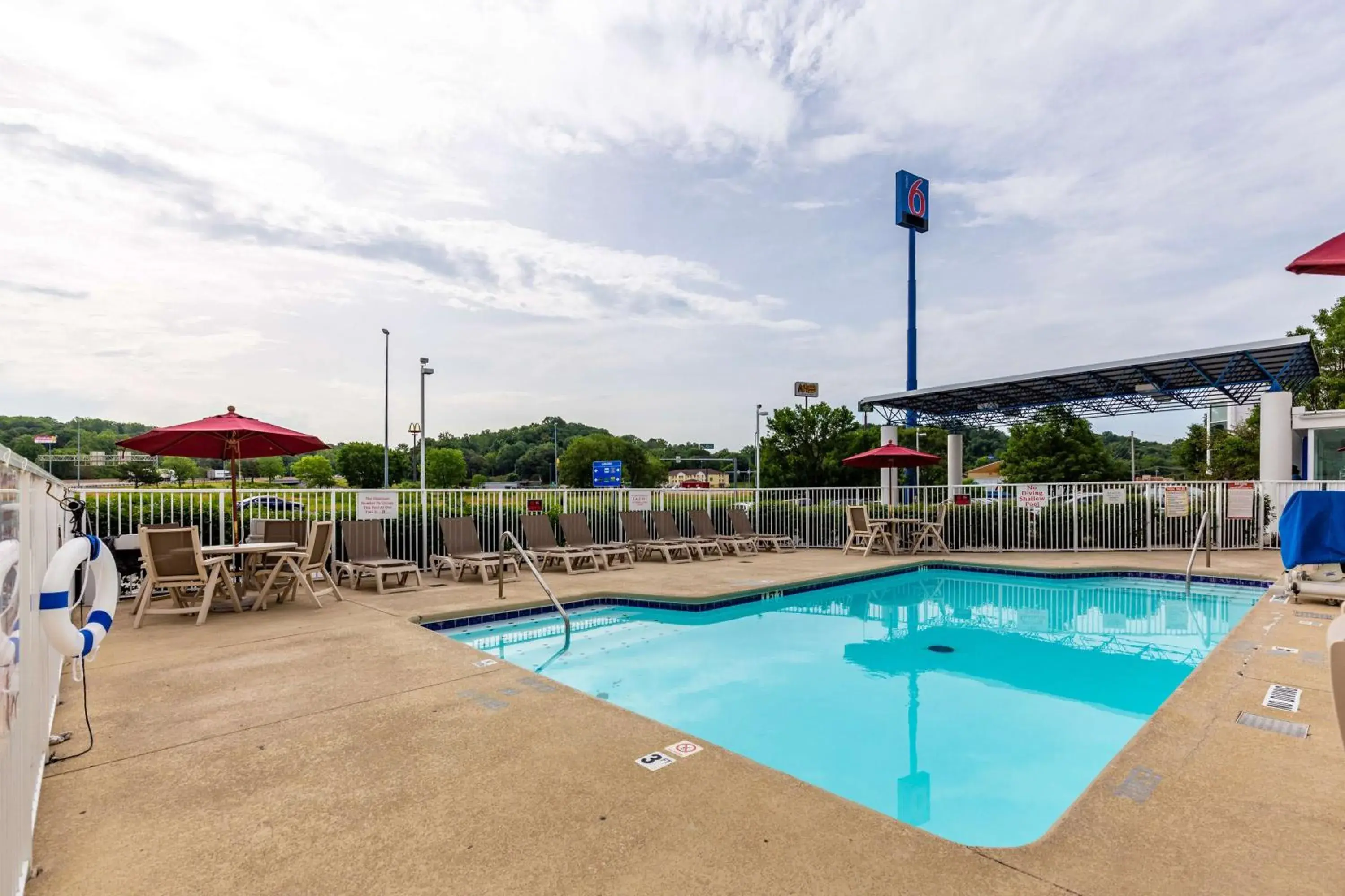 Day, Swimming Pool in Motel 6-Caseyville, IL - Caseyville Il